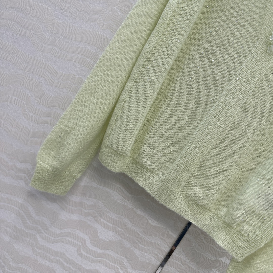 独家首发❤️高端原单品质，ER 晨雾绿轻盈羊绒毛衣。纯手工水滴珠吊饰优雅大气奢华又高级，进口马海毛羊驼毛