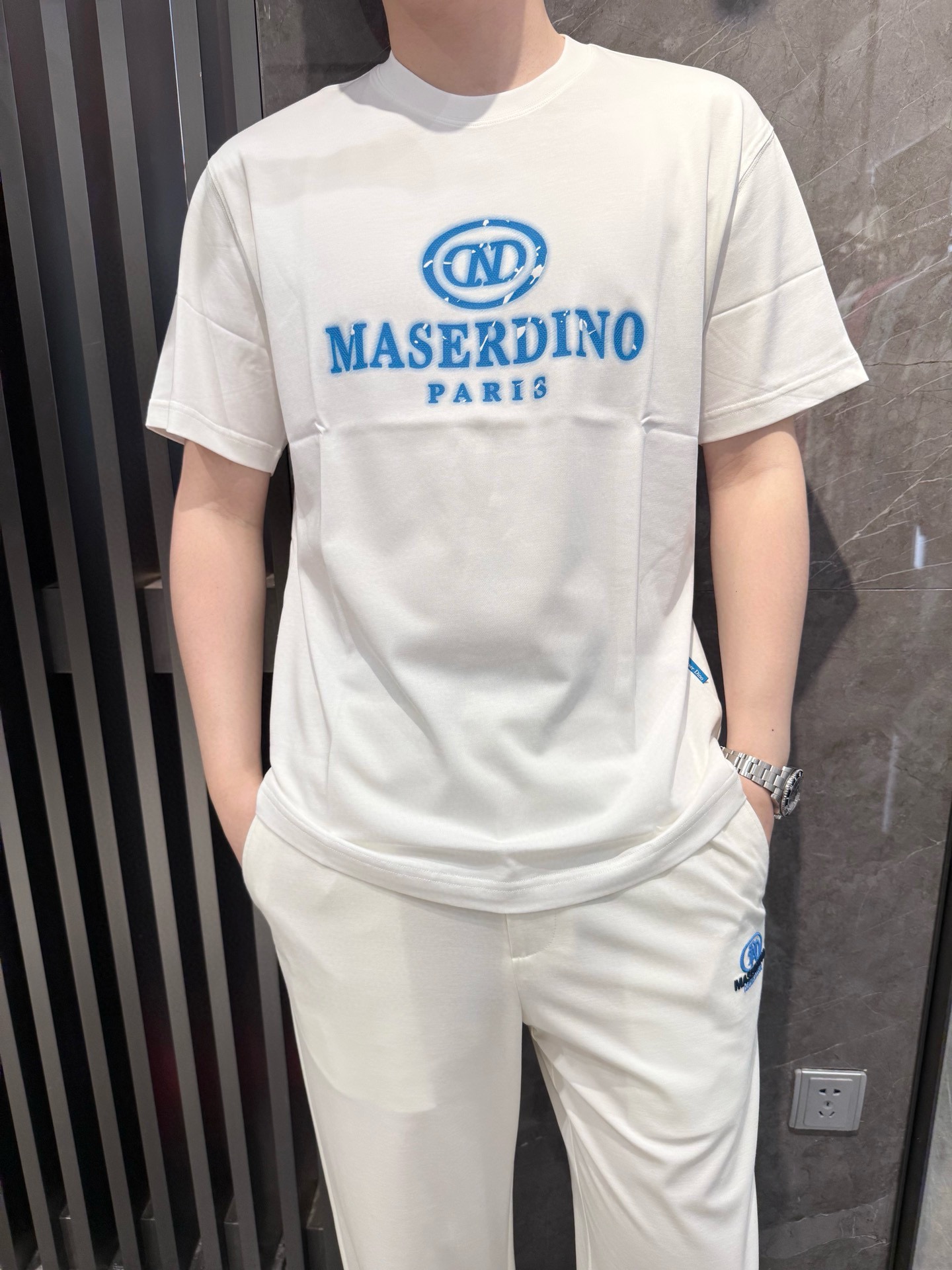 NO:477108,Dino luxury products - brand authentic 2025 latest round neck T-shirt shipment, hot-selling items in Europe and the United States!  Selected Italian imported brands to customize 100% European cotton fabrics!  The brand digital print on the chest is matched with the latest design to highlight fashion!  Number of codes 48-56 (model 180/140 wears 50, with Hong Kong Lane Crawford gift box packaging), tees, t-shirt, alexander wang19860909Dino奢品-品牌正品2025最新圆领T恤出货 欧美热销单品！精选意大利进口品牌定制百分百欧货棉面料！胸口的品牌数码印花搭配最新的设计,彰显时尚 ！码数48-56（模特180/140穿50,配香港连卡佛礼盒包装）,,tees，t-shirt,alexander wang,Men's clothing