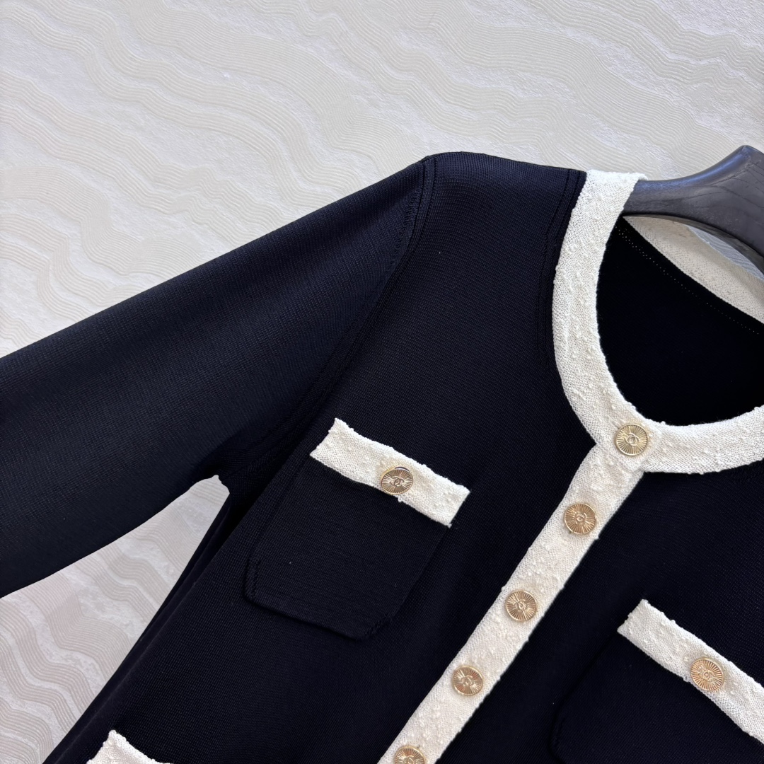 独家首发❤️高端原单品质，Coco25。春夏新品！黑白配色冰丝针织长款上衣。特种纱黑白配色装饰，经典四口