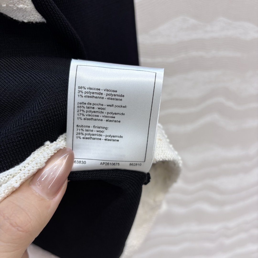 独家首发❤️高端原单品质，Coco25。春夏新品！黑白配色冰丝针织长款上衣。特种纱黑白配色装饰，经典四口