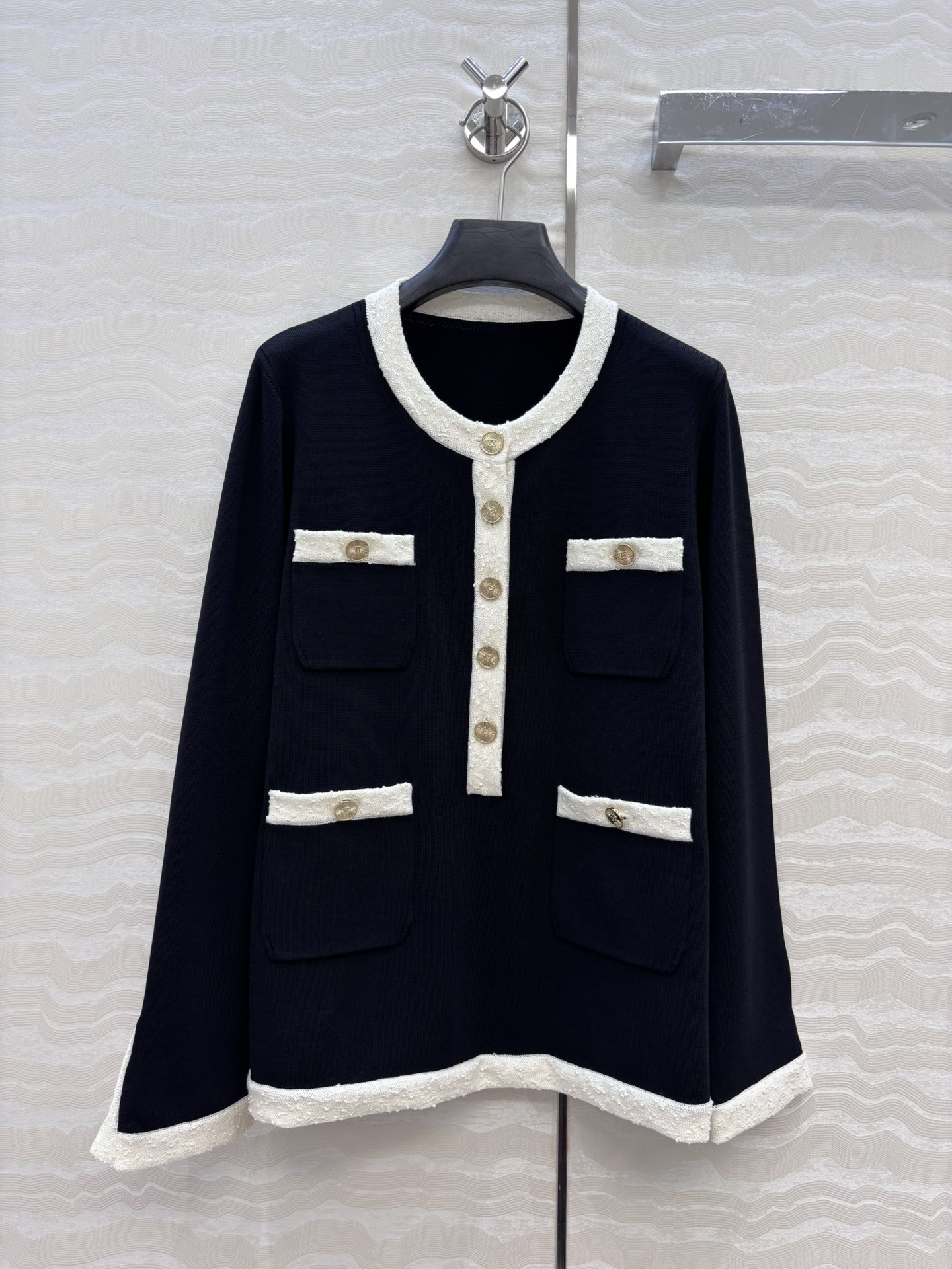 独家首发❤️高端原单品质，Coco25。春夏新品！黑白配色冰丝针织长款上衣。特种纱黑白配色装饰，经典四口