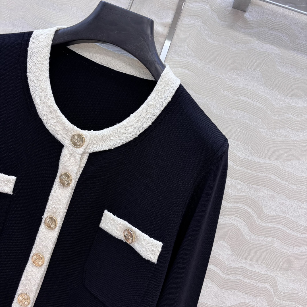 独家首发❤️高端原单品质，Coco25。春夏新品！黑白配色冰丝针织长款上衣。特种纱黑白配色装饰，经典四口