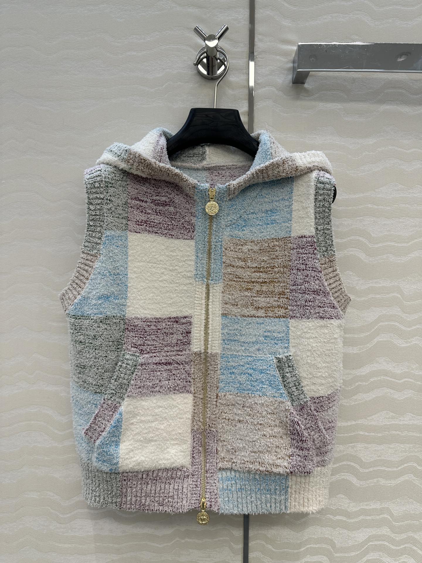 独家首发❤️原单品质，coco女孩连帽马甲外套！特种纱泡泡渐变格纹工艺。进口纱线定制材料质感超赞，定制钱