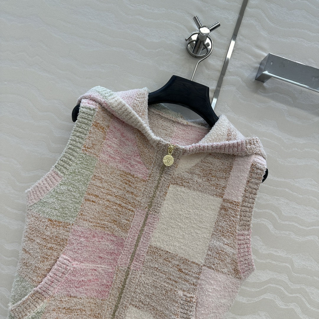 独家首发❤️原单品质，coco女孩连帽马甲外套！特种纱泡泡渐变格纹工艺。进口纱线定制材料质感超赞，定制钱