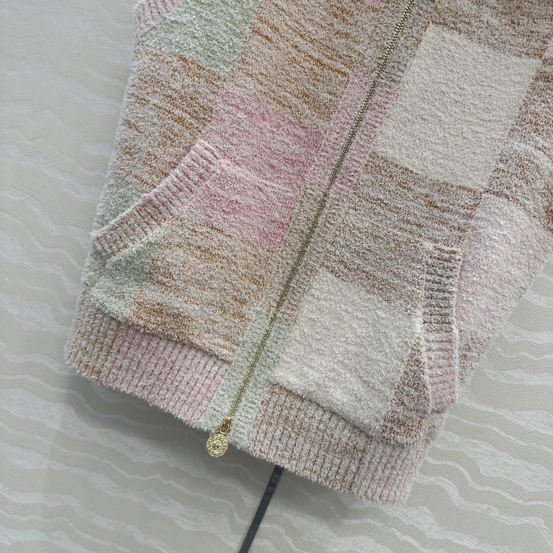 独家首发❤️原单品质，coco女孩连帽马甲外套！特种纱泡泡渐变格纹工艺。进口纱线定制材料质感超赞，定制钱