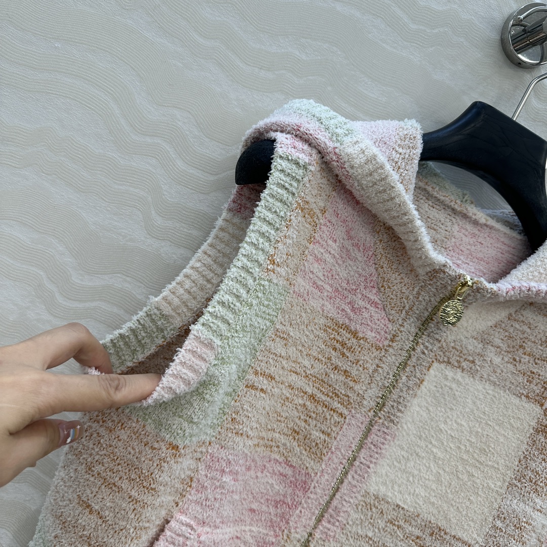 独家首发❤️原单品质，coco女孩连帽马甲外套！特种纱泡泡渐变格纹工艺。进口纱线定制材料质感超赞，定制钱