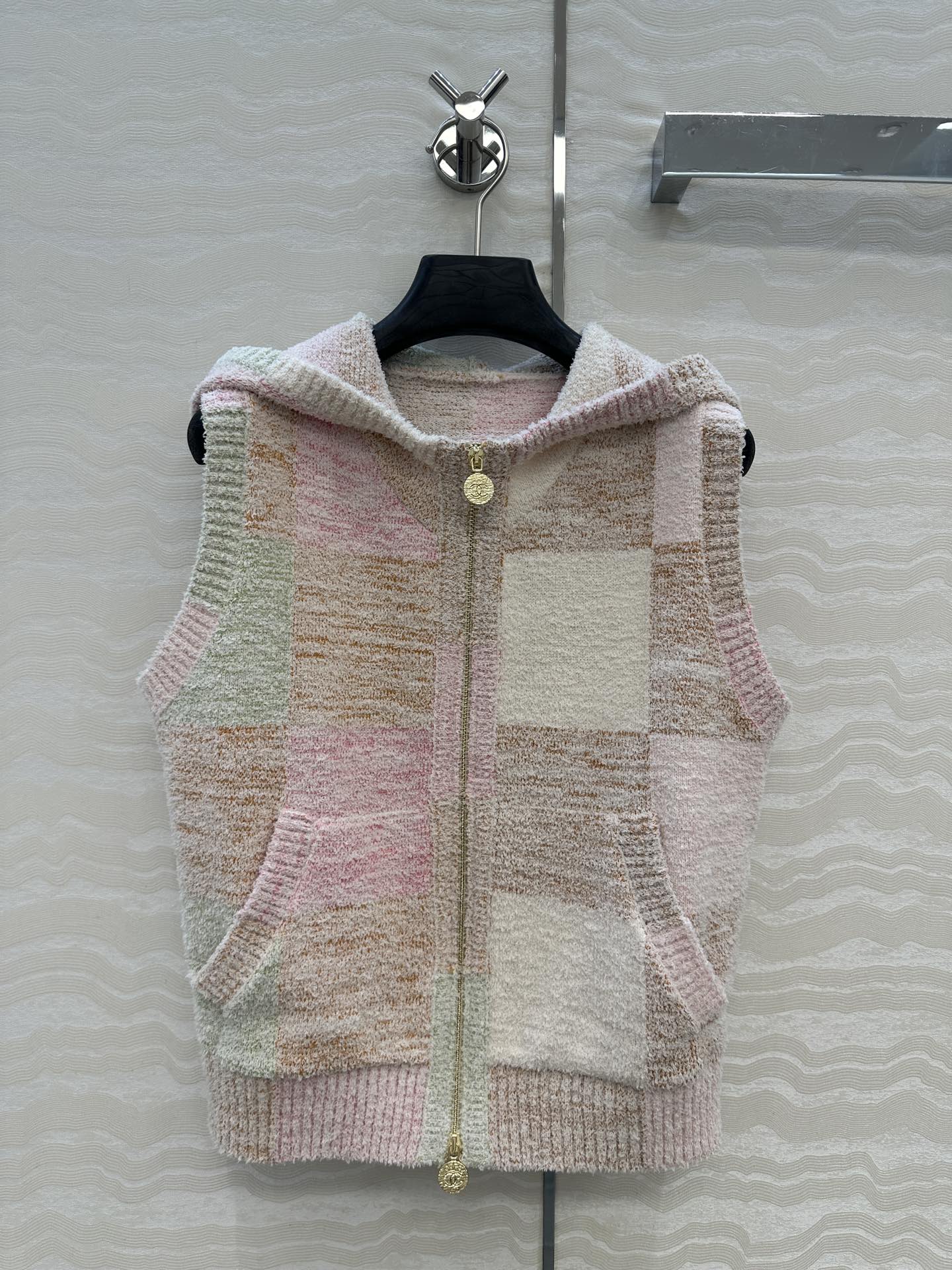 独家首发❤️原单品质，coco女孩连帽马甲外套！特种纱泡泡渐变格纹工艺。进口纱线定制材料质感超赞，定制钱