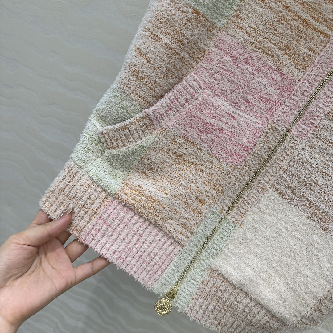 独家首发❤️原单品质，coco女孩连帽马甲外套！特种纱泡泡渐变格纹工艺。进口纱线定制材料质感超赞，定制钱