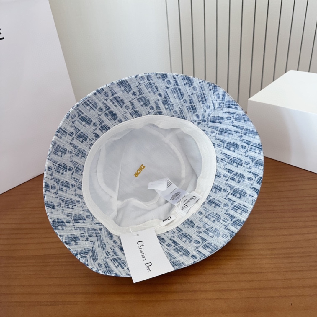 

迪奥渔夫帽🧢休闲百搭款🆒
👏饱满立体高颅顶❗️
🔉帽型正点 弧度流畅线条自然
💙神奇改善脸型，戴上立