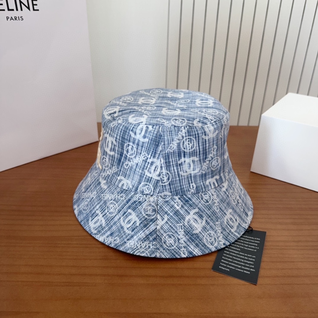 

 CHANEL香奈儿新款🆕牛仔蓝复古款渔夫帽🔸 节假日旅游带它出去美美哒❕  中古款哟.这种帽子不容