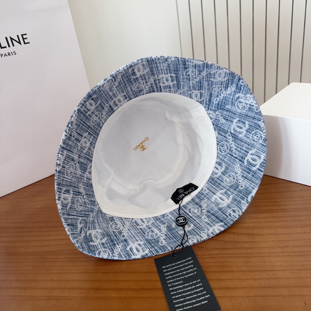 

 CHANEL香奈儿新款🆕牛仔蓝复古款渔夫帽🔸 节假日旅游带它出去美美哒❕  中古款哟.这种帽子不容