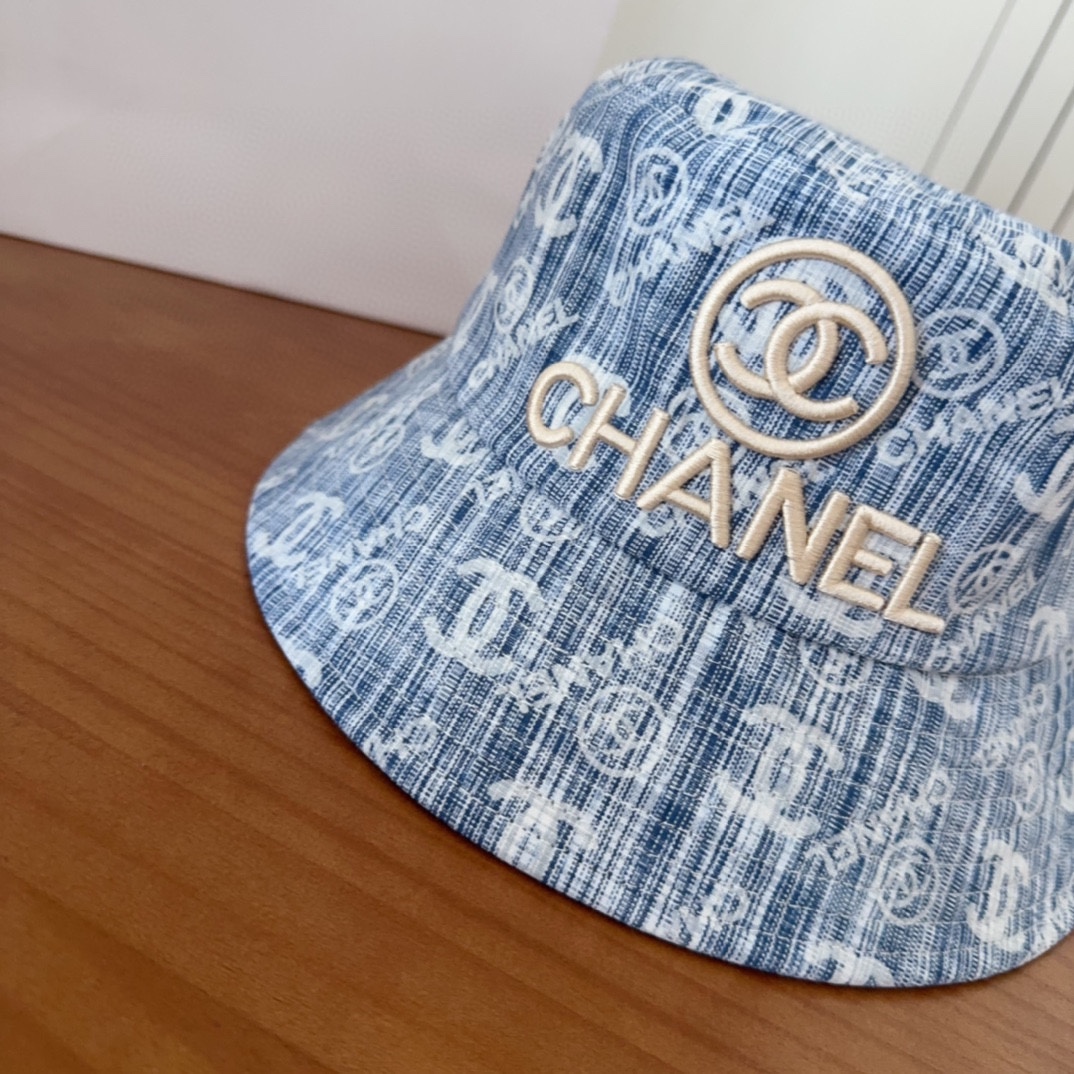 

 CHANEL香奈儿新款🆕牛仔蓝复古款渔夫帽🔸 节假日旅游带它出去美美哒❕  中古款哟.这种帽子不容