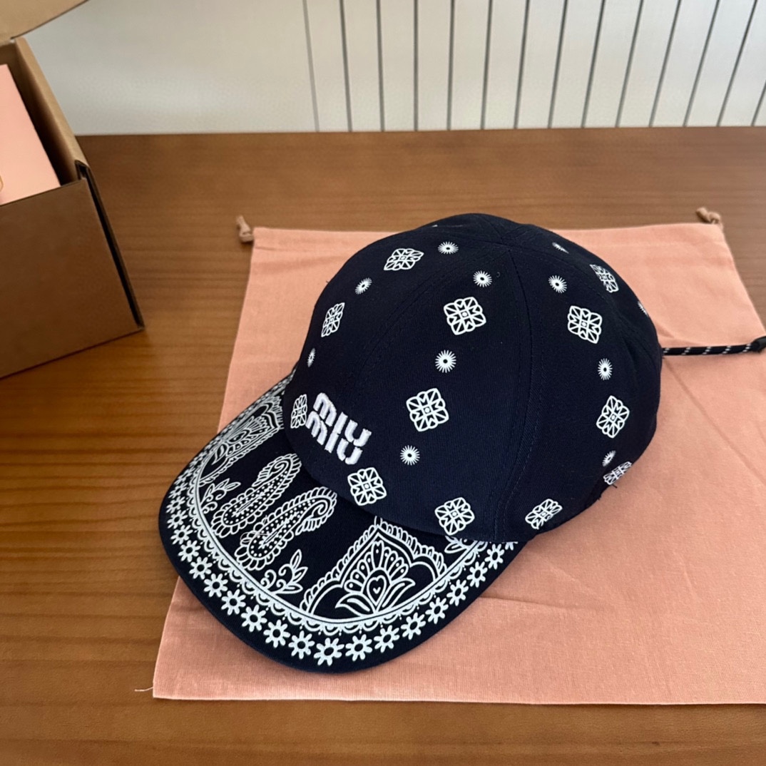 

 Miumiu缪缪 新款订单款刺绣涂鸦棒球帽🧢大牌款超好搭配，赶紧入手！