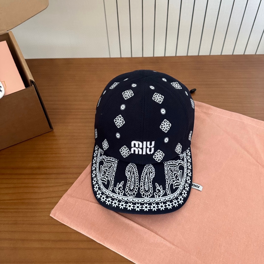

 Miumiu缪缪 新款订单款刺绣涂鸦棒球帽🧢大牌款超好搭配，赶紧入手！