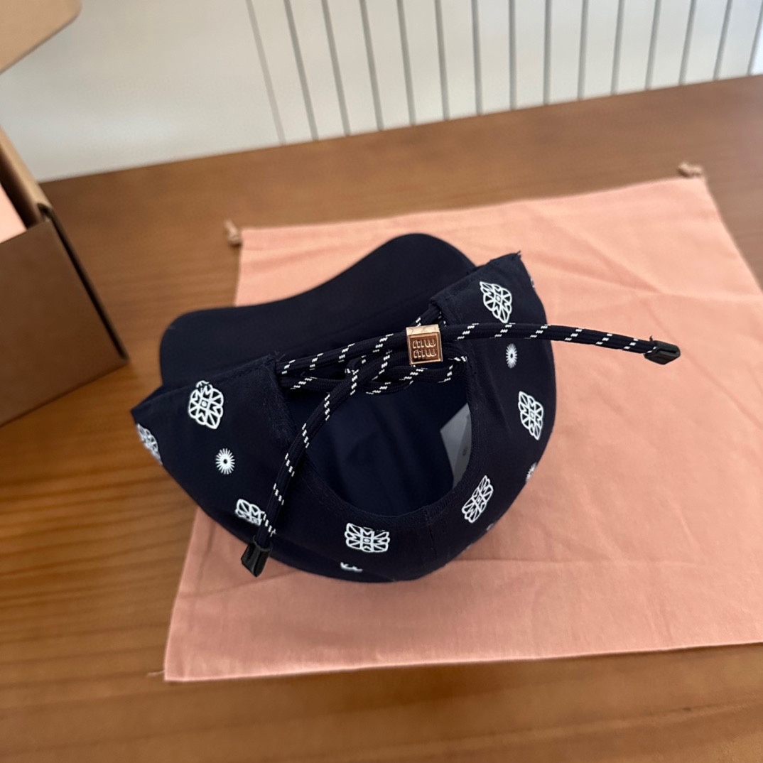 

 Miumiu缪缪 新款订单款刺绣涂鸦棒球帽🧢大牌款超好搭配，赶紧入手！