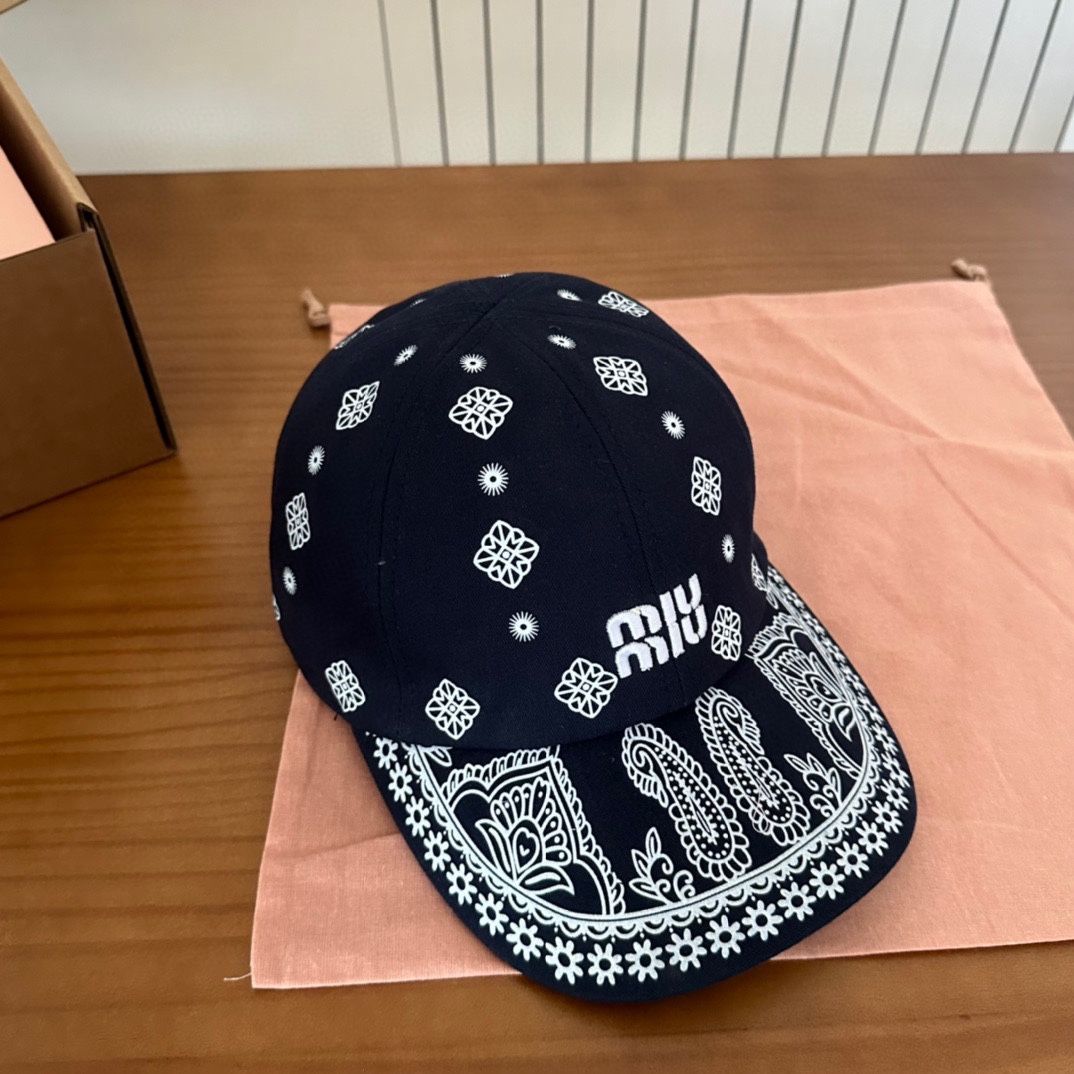 

 Miumiu缪缪 新款订单款刺绣涂鸦棒球帽🧢大牌款超好搭配，赶紧入手！