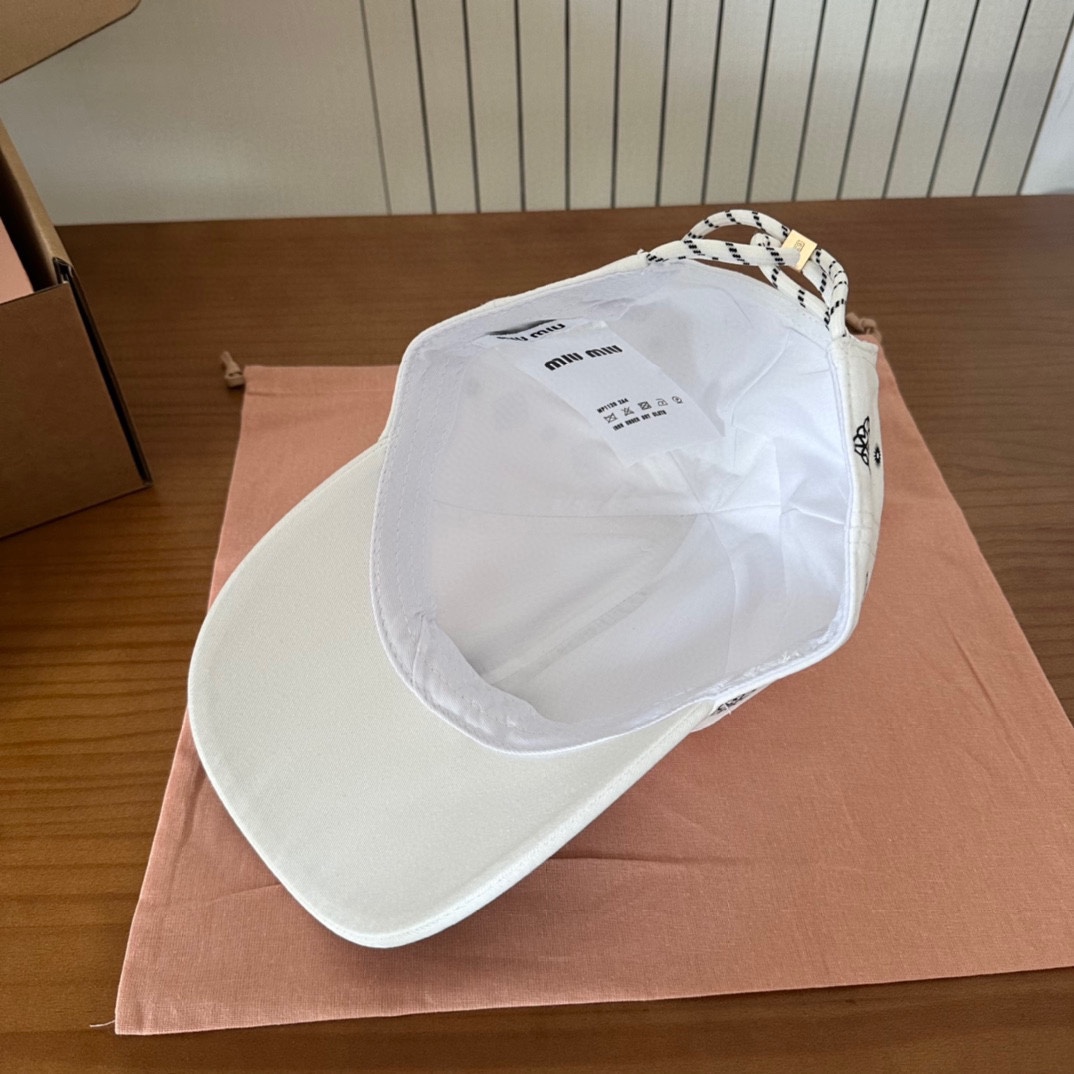 

 Miumiu缪缪 新款订单款刺绣涂鸦棒球帽🧢大牌款超好搭配，赶紧入手！