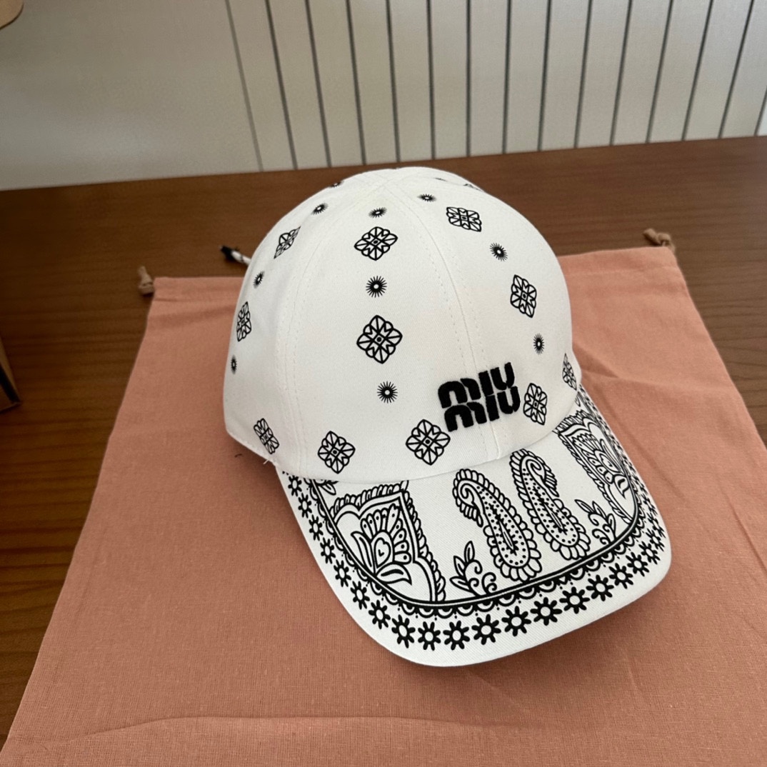 

 Miumiu缪缪 新款订单款刺绣涂鸦棒球帽🧢大牌款超好搭配，赶紧入手！