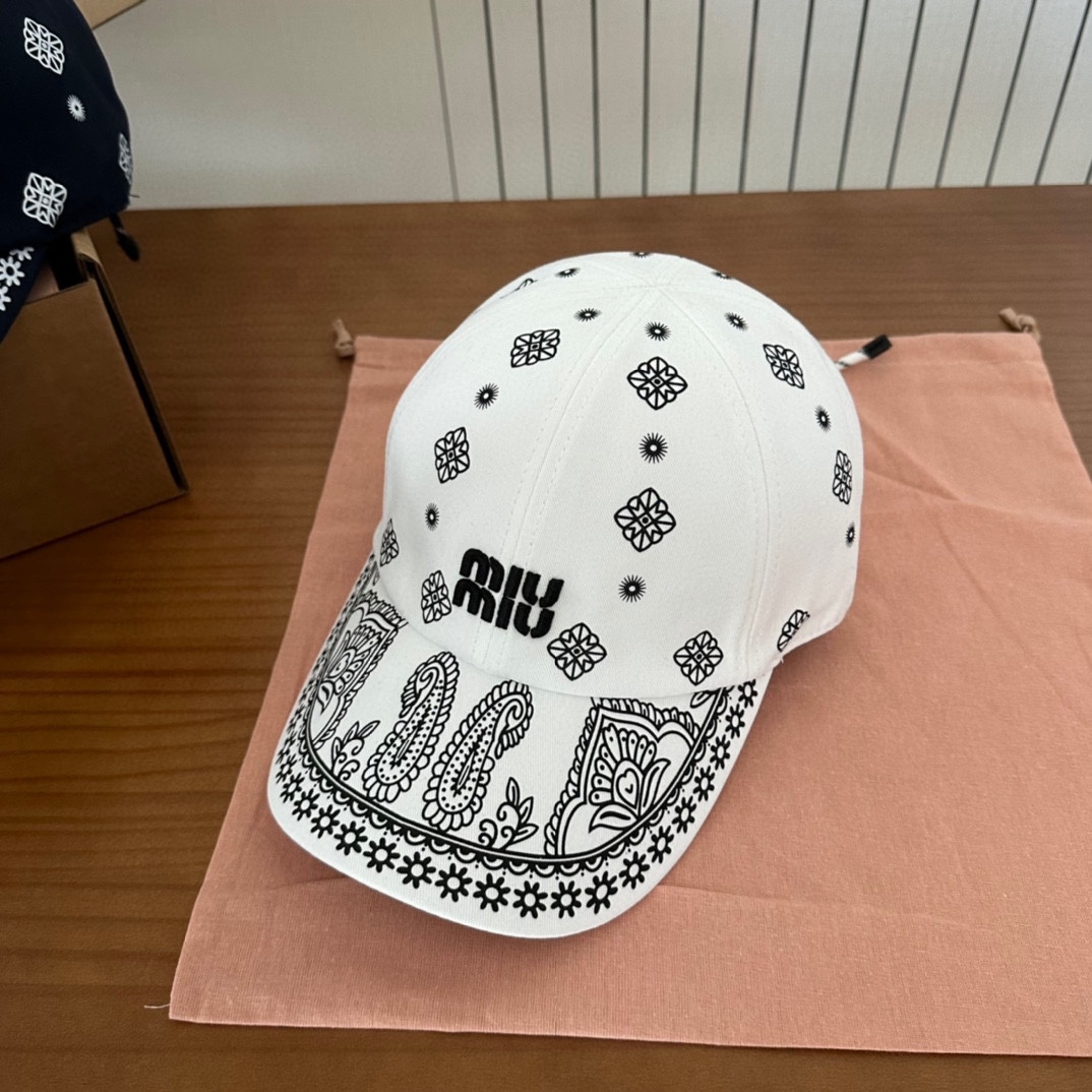 

 Miumiu缪缪 新款订单款刺绣涂鸦棒球帽🧢大牌款超好搭配，赶紧入手！