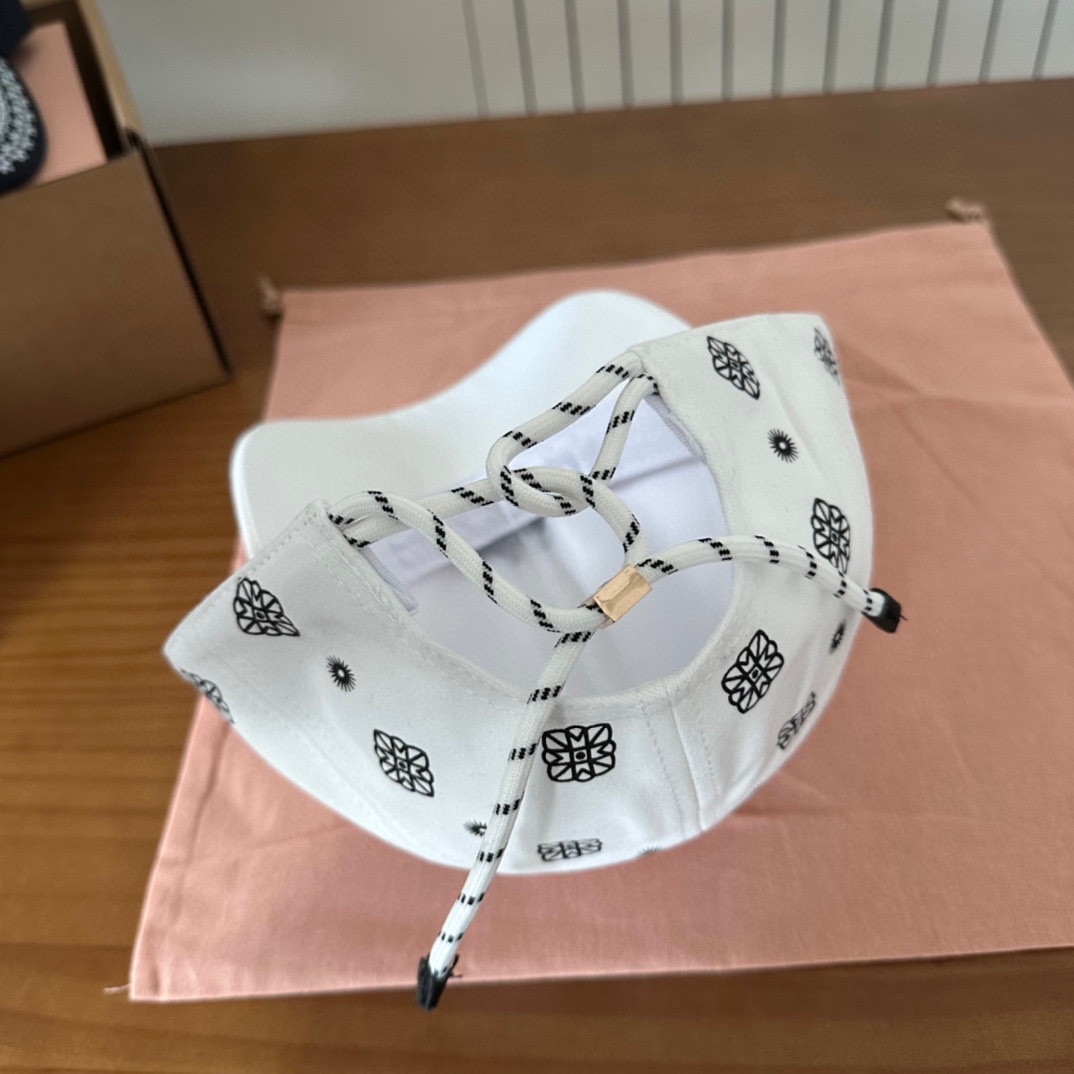 

 Miumiu缪缪 新款订单款刺绣涂鸦棒球帽🧢大牌款超好搭配，赶紧入手！