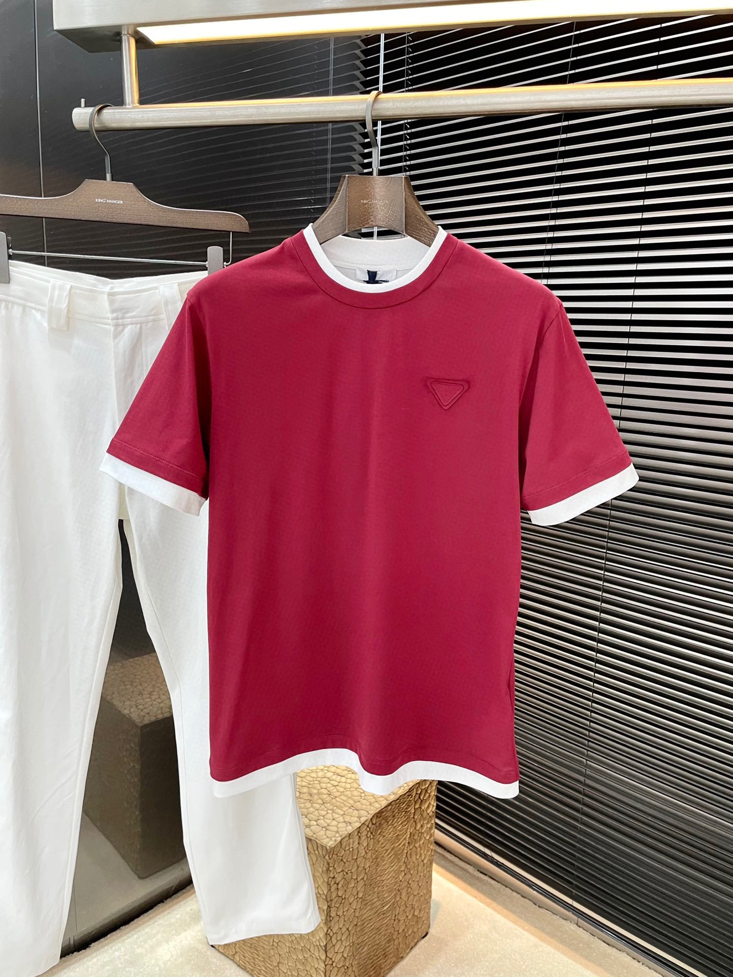 NO:477444,P PRADA- (Prada) series VIP high-end customization 2025 spring and summer new plaid pocket round neck short sleeves, this is the latest classic and beautiful, fashionable and streamlined slogan T. It has no extra fancy bells and whistles, and you can feel the unique charm of the British style at will!  Jersey cotton fabric, with a warm texture and draped feel. Neat and detailed craftsmanship, neat and detailed threading, fixed ribbed neckline, smooth and delicate feel, comfortable and breathable, and the cutting process is in place, cutting out the most popular OS loose version at the moment, the upper body is fashionable and eye-catching, and the pocket plaid does not need to be explained deliberately. The neat and delicate beauty is different from traditional offset printing patterns!  Highly recommended for the same style for men and women!  S M L XL,,prada,prada,T-shirt,alexander wang19860909P  PRADA-（普拉达）系列 VIP高级定制 2025春夏季新款格纹口袋圆领短袖,这款是今年夏天最新款经典耐看,时尚精简的一款标语T 无多余花里胡哨,随意搭配感受英式风格的独特魅力！平纹针织棉布制作,质感温润有垂坠感 工整细节的工艺,走线齐整,定织罗纹领口,手感顺滑细腻,舒适透气,裁剪工艺到位,裁剪出当下最流行的OS宽松版型,上身时尚醒目,口袋格纹无需刻意去解释,工整细腻的美感区别传统胶印图案！男女同款强烈推荐！ 码数 S M L XL,,prada,prada,T-shirt,alexander wang,Men's clothing