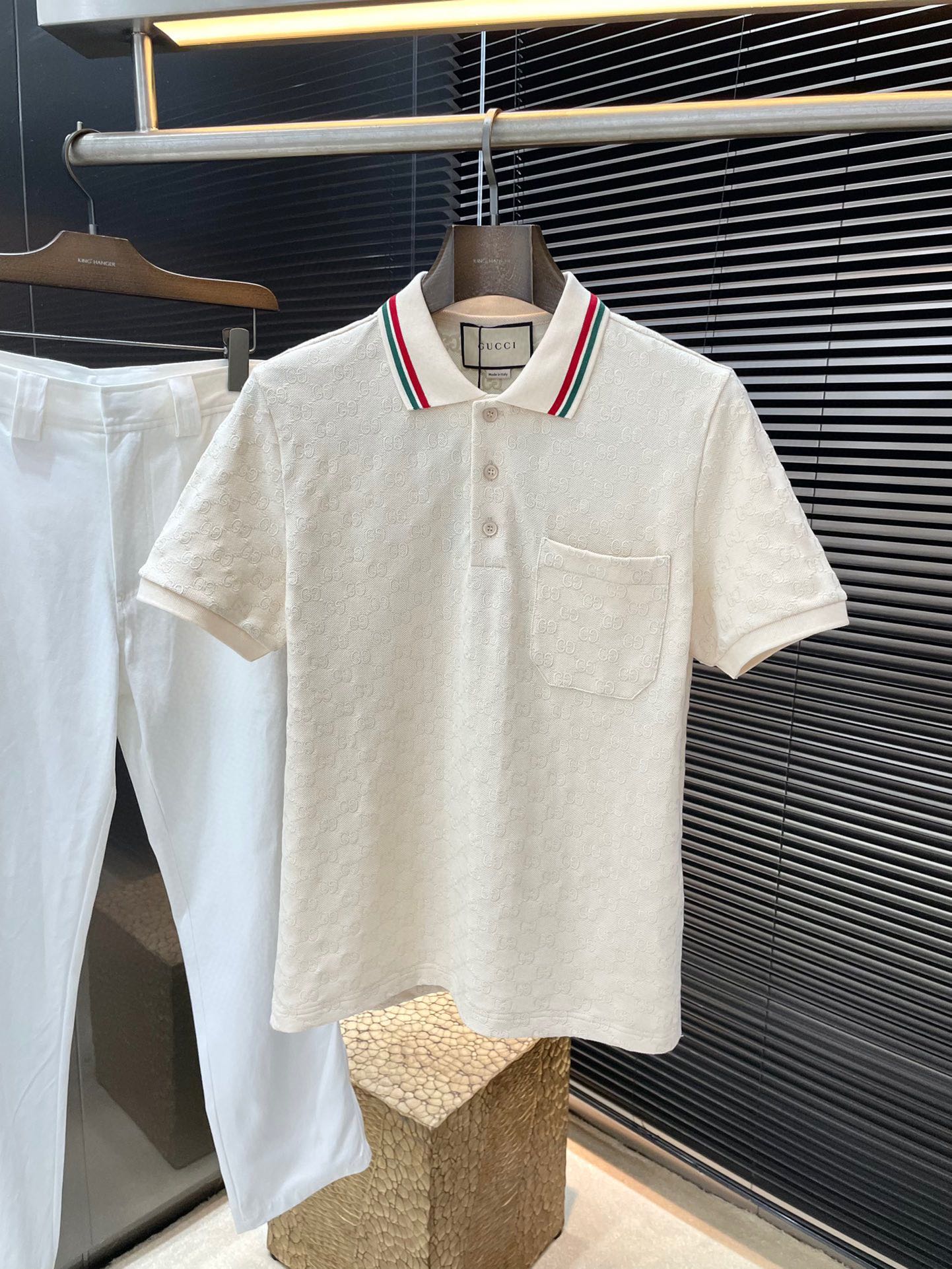 NO:477449,P Gucci 2025 spring and summer new embroidered GG jacquard 5-color stretch cotton Polo shirt This Polo shirt is made of elastic bead floor cotton, paired with GG classic embroidery, exquisitely showing the contrasting contrasting aesthetics. The contrasting striped collar adds icing on the cake of this item. The whole design is very novel and unique, and it is a must-have item for men's wardrobe. It is highly recommended!  Color Black Apricot Blue Navy Sky Blue Number of S M L XL,,gucci,gucci,alexander wang19860909P  Gucci（古驰）2025春夏新款满身绣GG提花5色弹力棉Polo衫 这款Polo衫采用弹力珠地棉制作,搭配通体GG经典绣花,精致展现对比撞色美学.撞色条纹衣领为这款单品锦上添花.整款设计非常新颖独特,是男士衣橱必备单品,强烈推荐！颜色 黑色 杏色 宝蓝色 藏青 天蓝 码数 S M L XL,,gucci,gucci,alexander wang,Men's clothing