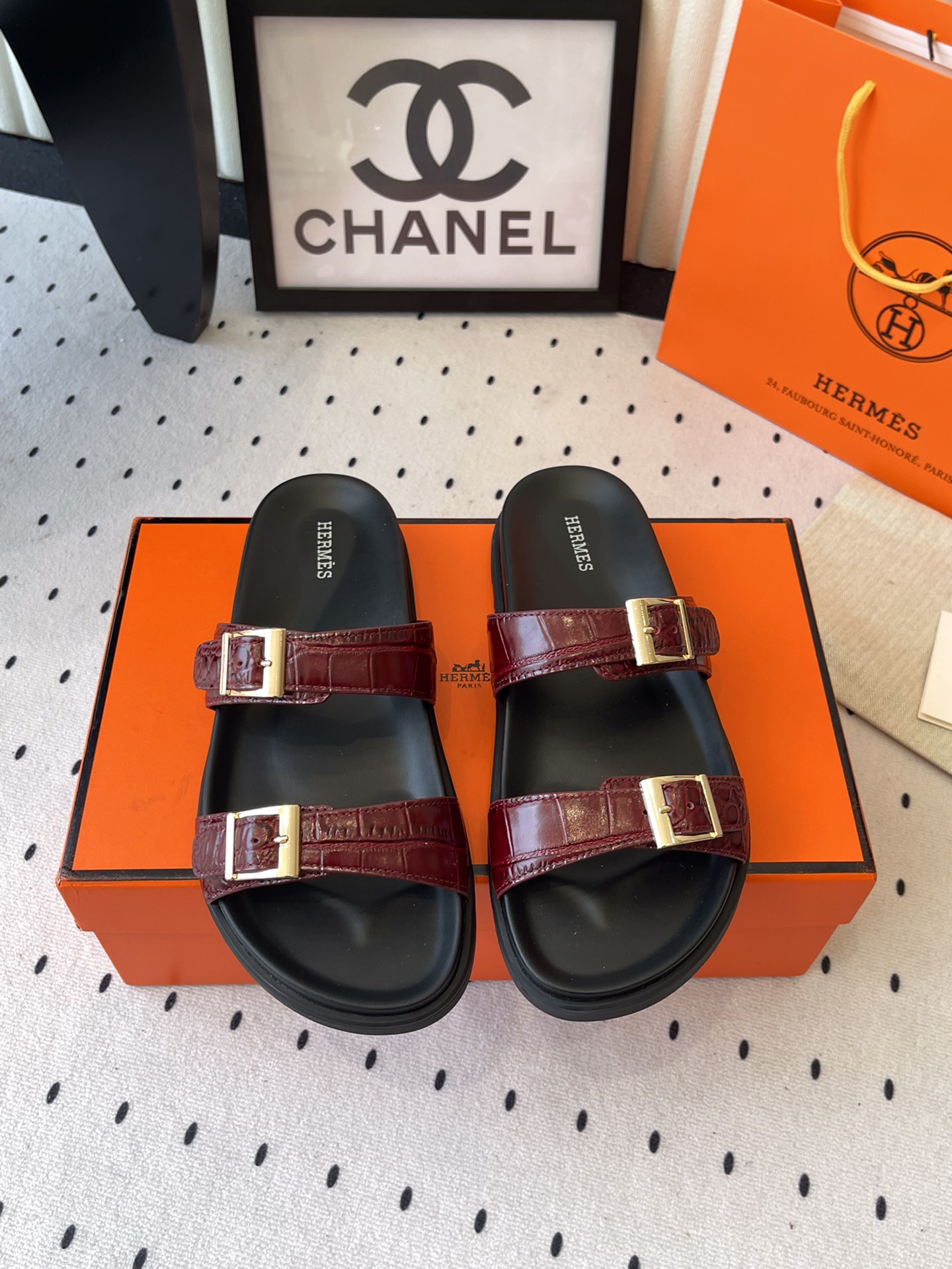 NO:443267,Men's size 40 couples top version H home 2025s new men's and women's sandals Hermes Hermes Those who like second uncle's slippers must not miss this slipper, which is easy to wear and versatile and classic. The imported cowhide surface is paired with cowhide inner. The original developed TPU packaging is equipped with original high-end packaging. The size is 35-45 (46.) customized, no return or exchange), slippers, hermes, hermes, slippers, cowhide19860909男码40 情侣款 顶级版本 H家2025s新款男女款凉拖爱马仕Hermes 喜欢二舅姥爷拖鞋的一定不能错过这款拖鞋,好穿百搭又经典 面料进口牛皮面配搭牛皮内里 大底原版开发TPU 包装配原版高档包装. 码数35一45（46.）订做不退换）,拖鞋,hermes,hermes,slippers,cowhide,Women's Shoes