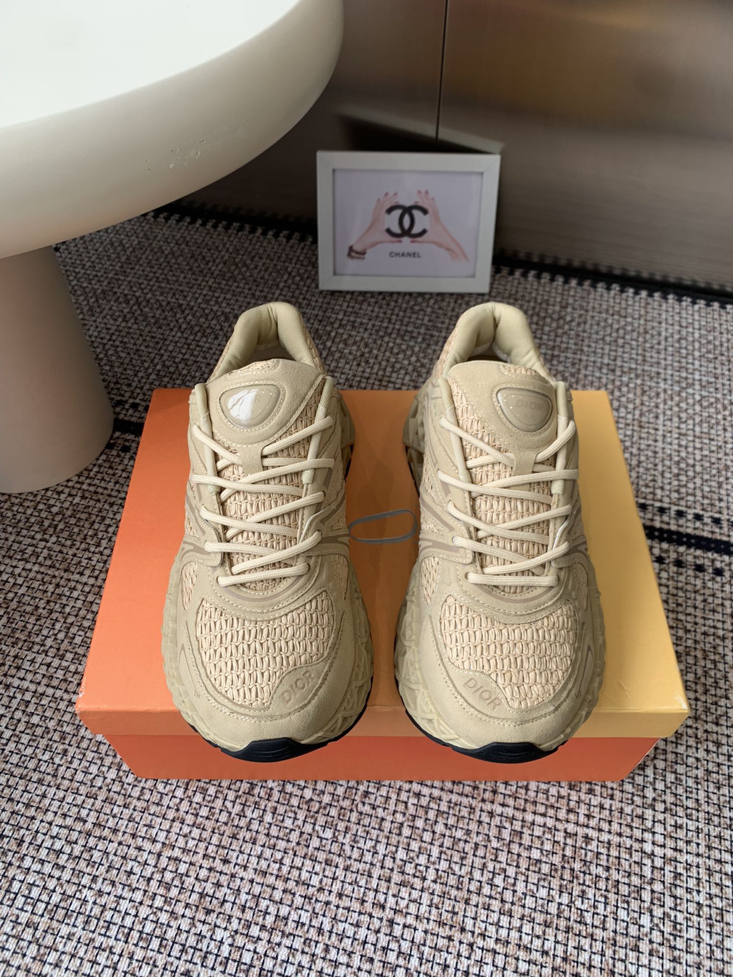 NO:511839,Dior x Kaws co-branded B35 capsule couple model series hollow mesh sneakers This new sneaker, called B35 NXT, uses 3D printing technology to make a hollow sole. The shoe body is a dad shoe style mesh splicing and smooth line layout that fits the current aesthetics. The retro millennial and modern technology are integrated into one. There is very good compatibility in different styles and shapes. New shoes that combine cutting-edge technology with retro aesthetics. Original custom imported mesh + technology fabric. Custom imported breathable mesh. Original open molded large sole. Anti-slip rubber material. Sole thickness 6CM. Size: 35-44, casual shoes/sports shoes, dior, sneakers19860909Dior x Kaws 联名款B35胶囊情侣款 系列 镂空 网面 运动鞋 这款名为B35 NXT 的新款运动鞋 采用了 3D打印技术制成镂空式鞋底 鞋身部分则是十分契合当下审美的老爹鞋样式网面拼接与流畅线条布局 将复古千禧感与现代科技感浑然融为一体 在不同风格造型中都有着十分不俗的兼容性 将前沿科技与复古审美相结合的鞋履新作 面料原版定制进口网面+科技面料 内里定制进口透气网里 原版开模大底防滑橡胶材质 底厚6CM 码数: 35-44,休闲鞋/运动鞋,dior,sneakers,Women's Shoes