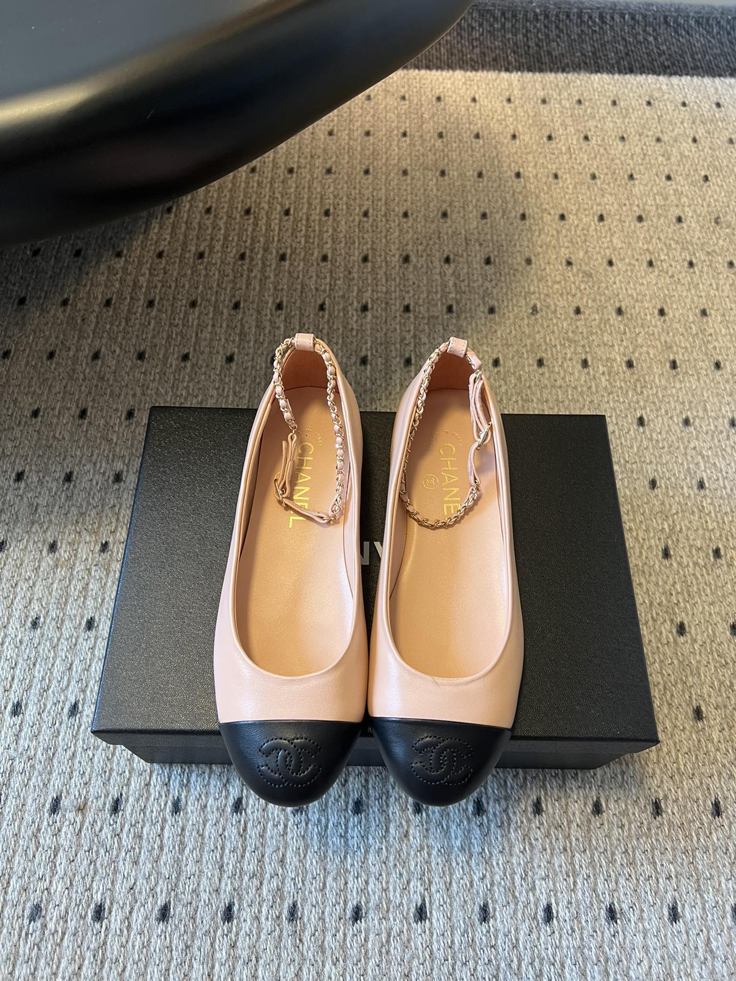 NO:447956,Chane* 25SS / New style Chain Mary Jane Shoes Original 1:1 cut Chanel Chanel's 100-year classic round-toe ballet shoes Not many good quality, truly making it easy to enter and exit the counter without pressure. Regardless of the last shape, leather selection, and manufacturing technology, they are genuine craftsmanship, very exquisite. It is really pedicure-shaped and comfortable!  Very recommended this one!  You can control both daily and work!  No one's shoes!  The last has been adjusted countless times, and only when it truly reaches comfort can it be normal for large goods!  Original custom sheepskin inner sheepskin outsole leather outsole Size35-40 (40 41 custom made without return or exchange), Mary Jane, chanel, chanel, mary jane, sheepskin, Leather soles19860909Chane* 25SS /新款 链条 玛丽珍鞋 原版1:1切割而成 Chanel香奈儿万年经典 圆头芭蕾舞鞋 好品质不多 真正做到随便进出专柜无压力 无论楦型、皮料选择、制造工艺都是正品工艺,十分考究 真的是上脚又修脚型,又舒适！非常推荐这款！日常和工作都可以驾驭！不挑任何人的鞋款！ 楦型是调整了无数次了,真正达到舒适了才正常大货！ 鞋面原版定制羊皮 内里羊皮 大底真皮大底 Size35-40（ 40 41定做不退换）,玛丽珍,chanel,chanel,mary jane,sheepskin,Leather soles,Women's Shoes