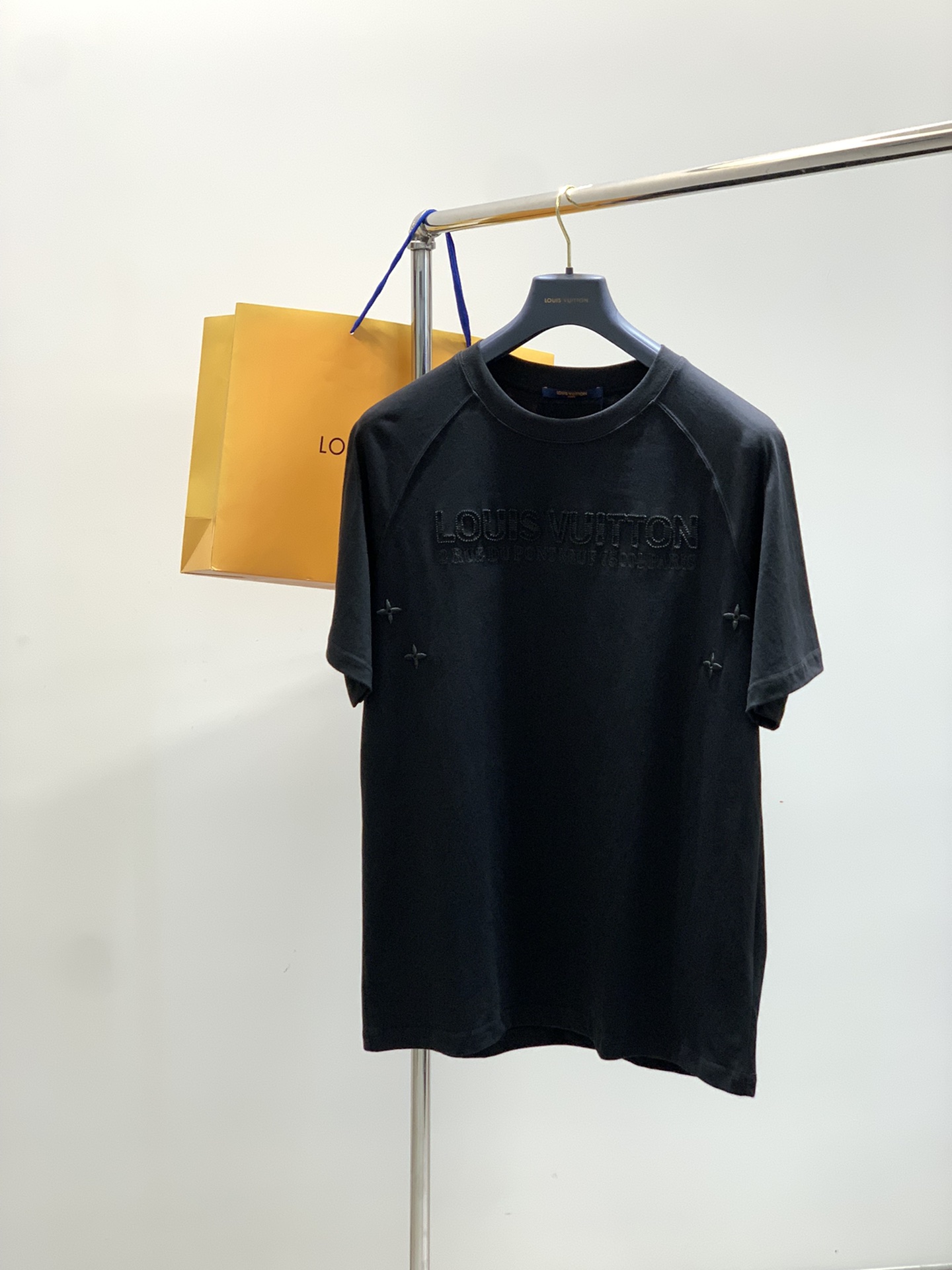 NO:497256,,LouisVuitton, the latest summer model, available at the counter at the same time, original singles, fashionable and casual round neck short-sleeved T-shirt, very distinctive on the upper body!  Eye-catching and highlighted, imported original fabric, top-grade embroidery craft letter pattern decorative logo, simple but not lacking in fashion, classic and atmospheric, comfortable and breathable, handsome and stylish on the upper body, 3 colors recommendation, code number XS-L,, louis vuitton, louis vuitton, T-shirt,tees, t-shirt,alexander wang19860909,LouisVuitton 路易威登,夏季最新款,专柜同步有售,原单狠货,时尚休闲圆领短袖T恤,上身很有特点！吸睛而有亮点,进口原版面料,顶级刺绣工艺字母图案装饰Logo,简单而不失时尚,经典大气,舒适透气,上身帅气有型,3色推荐,码数XS-L,,louis vuitton,louis vuitton,T-shirt,tees，t-shirt,alexander wang,Men's clothing