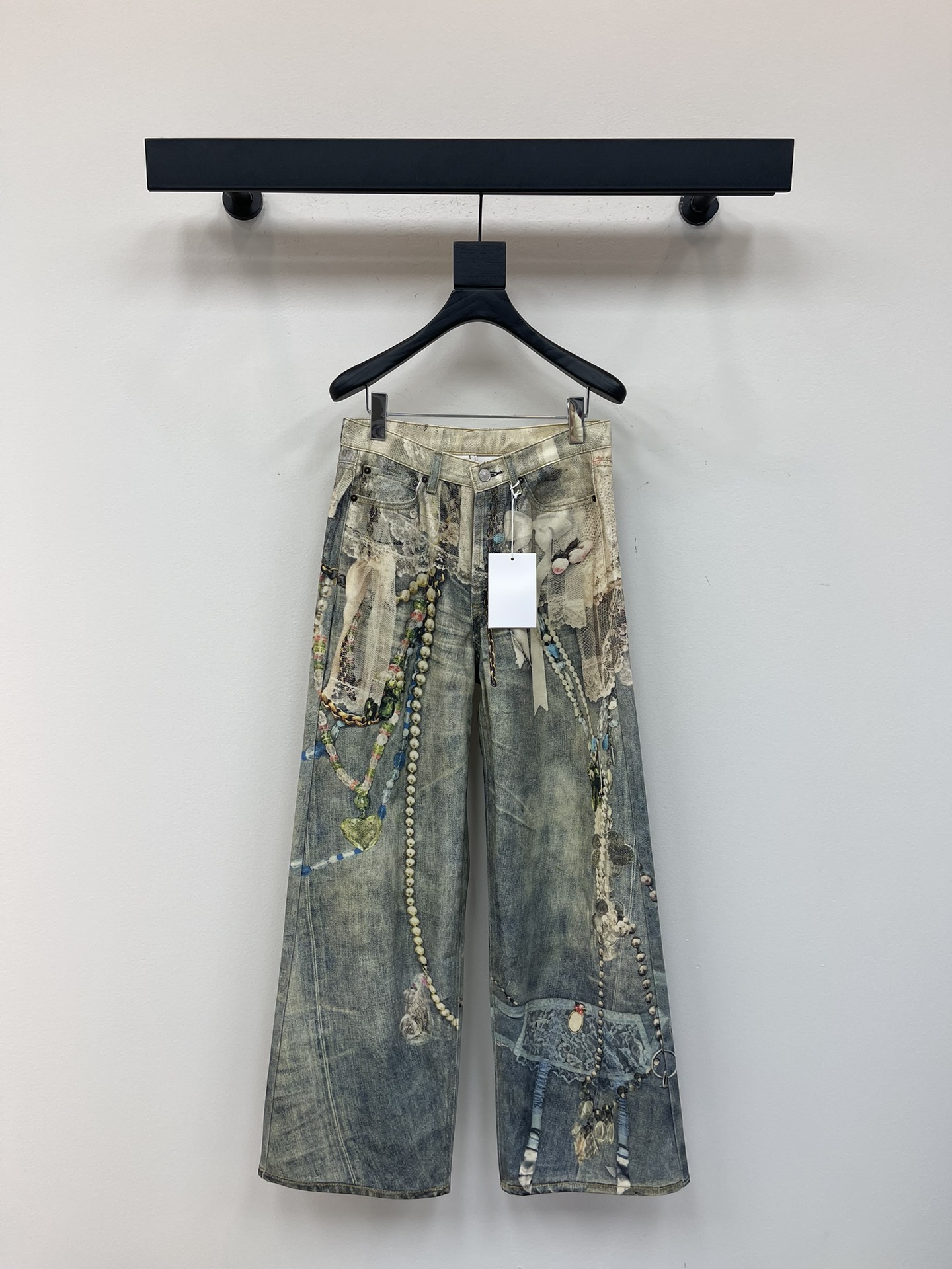 NO:456229,Acne Studio*3D printed lace pearl chain jeans, AC yearly pants king, 1981M style upper body adaptability and control ability is absolutely easy, 3D printed illusion print, loose wide-leg style, front button and placket confinement, back LOGO micro-label patch, continues the gender-free neutral style, fashionable and practical wear at the same time, casual matching is full of personality, full of verticality, and the style is super good. After buying YB1 to 1 development, jeans have always been the darling of the fashion industry, and this wide-leg pants bring the perfect body proportion and infinite aura!  Wear it and you will instantly become the focus of street fashion!  Color oil color Size: 26.27.28.29,,acne studios,dior,jeans,alexander wang19860909Acne Studio*3D打印蕾丝珍珠链条牛仔长裤 ,AC年度裤王上身,1981M的版型上身适配驾驭能力绝对轻松,3D打印错觉印花,宽松阔腿款式,正面纽扣和门襟禁锢,背面LOGO微标贴片,延续无性别主义中性风格,时髦和实穿同时兼备,随意搭配都个性十足,垂直感满分,版型超好,购入YB1比1开发,牛仔裤一直是时尚界的宠儿,而这款阔腿裤更是带来了完媄的身材比例和无限的气场！穿上它,你将瞬间成为街头时尚的焦点！ 颜色油彩 尺码: 26.27.28.29,,acne studios,dior,jeans,alexander wang,Women's clothing