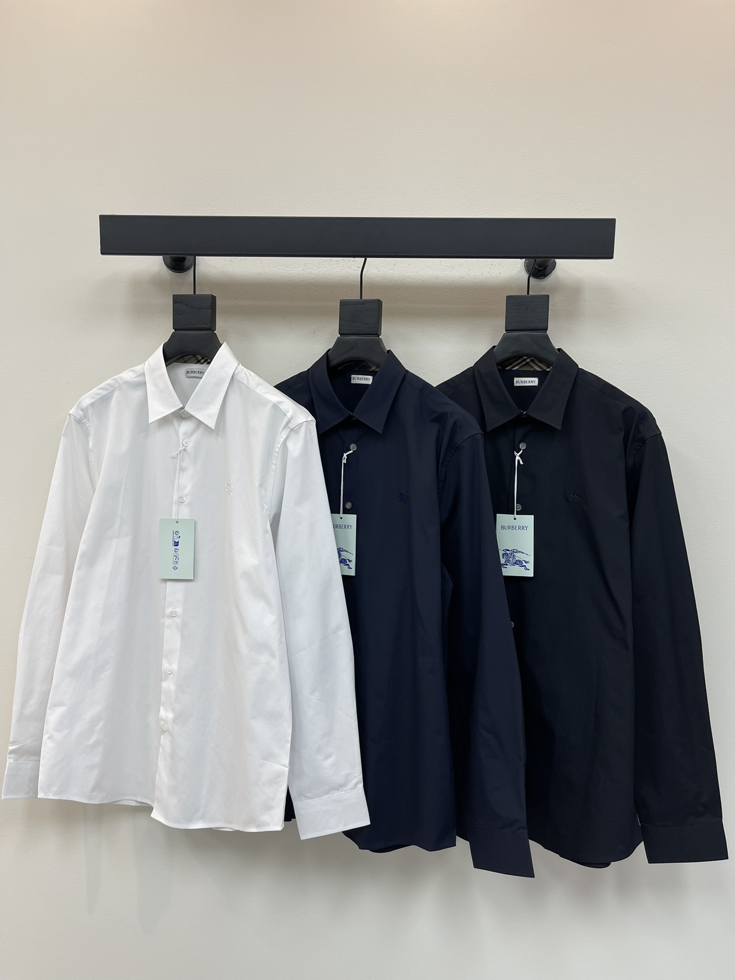 NO:456209,Burberr*25 early autumn new solid color war horse logo embroidered long-sleeved shirt, embroidered three-dimensional and stylish, the regular style design neither specifically emphasizes slimness nor too loose. The combination of the upper body is the essence of TA. The style is very straight, the muscles and bones are hard, and the upper body is full of spirit!  The same style for men and women!  Color white dark blue black code number S-XXL, burberry,shirts,alexander wang19860909Burberr*25早秋新款纯色战马标刺绣长袖衬衫,刺绣立体有型,常规的版型设计,既不特意强调修身也不会过于宽松,上身合体才是TA的精粹,版型很正,筋骨硬挺,上身巨显精神！男女同款！ 颜色白色 深蓝 黑色 码数S-XXL,,burberry,shirts,alexander wang,Women's clothing