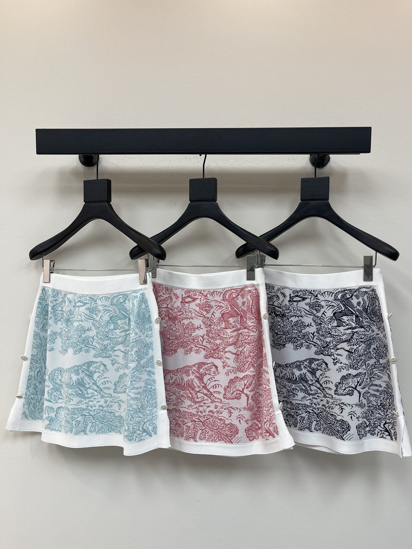 NO:455498,Dio*25 early autumn new jacquard jacquard knitted short skirt, customized YB cotton yarn weaving, obvious texture, full of quality, full of natural jungle animal and plant patterns with two colors, off-white edge thread collision, five-pointed star hollow round buckle, one-side echo buckle design of the skirt hem is unique, the upper body of the suit shows elegant style, and the separate matching is also great. A must-have outfit for daily commuting and date in the wardrobe, allowing elegance and calmness to last forever!  SML, dior, skirts, alexander wang19860909Dio*25早秋新款茹伊丛林系列提花针织短裙 定制YB棉纶纱线织造 肌理明显 品相十足 通体以两色相间的自然丛林动植物图案满铺 米白色包边螺纹碰撞五角星镂空圆扣 裙摆单侧呼应扣设计别具一格 套装上身 尽显优雅风范 分开搭配也很赞 衣橱日常通勤约会必备穿搭 让优雅从容延续永恒！SML,,dior,skirts,alexander wang,Women's clothing