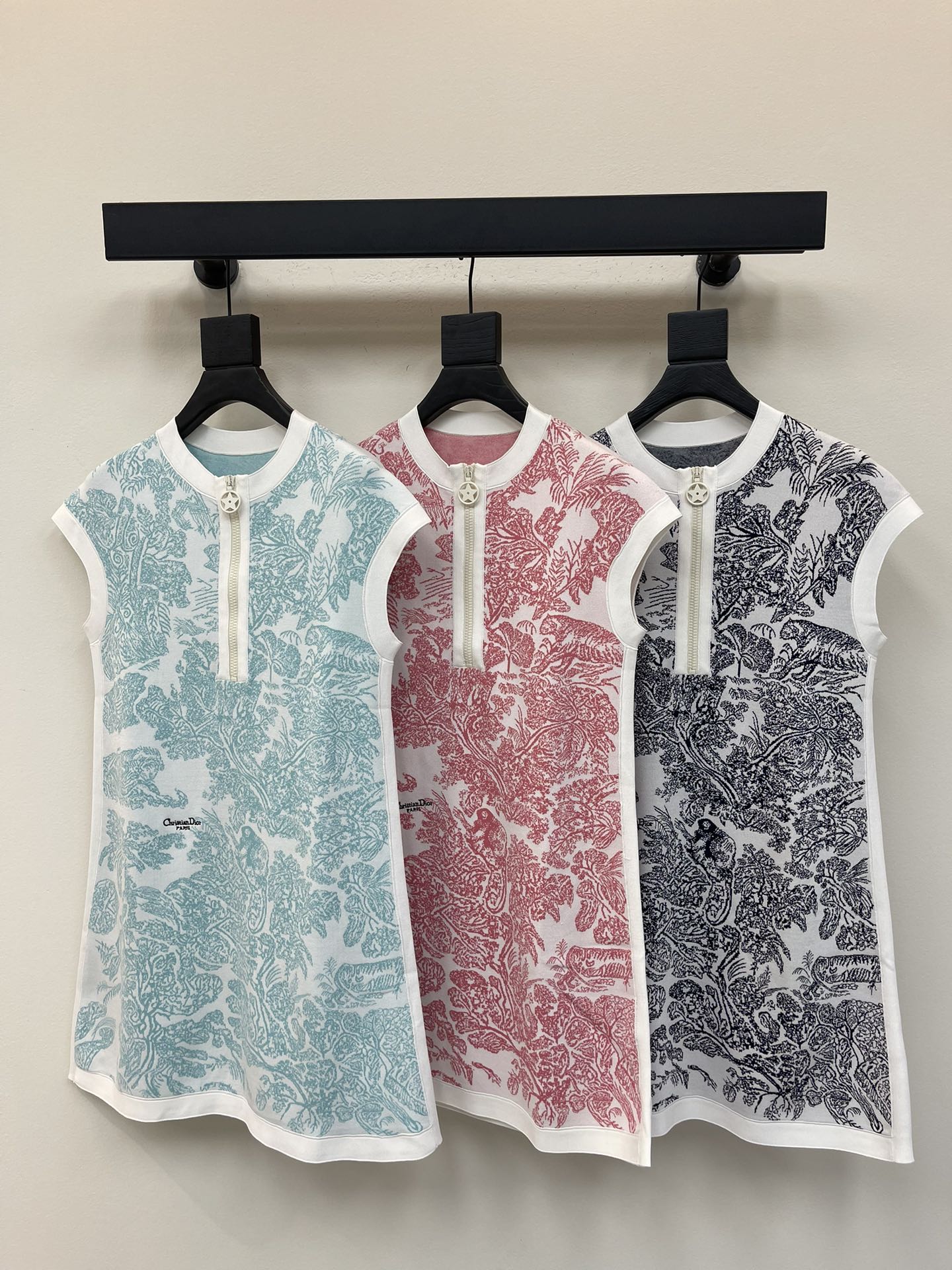 NO:455493,Dio*25 early autumn new Juyi Jungle series jacquard knitted sleeveless dress!  Custom imported yarn weaving, high-quality texture, round neck vest skirt, zipper-style half-paced tailoring, full of animal and plant natural jacquard patterns, neckline sleeve hem threaded edge-contrast color, playful and fashionable style, five-pointed star round buckle zipper decoration, highlighting the brand tone, highlighting the high-end feeling of outfit, light luxury and fashionable, single-wearing and layering, the first choice for all seasons of fashionable outfits!  SML, dior, skirts, alexander wang19860909Dio*25早秋新款茹伊丛林系列提花针织无袖连衣裙！定制进口纱线织造 质感高级舒适 圆领背心裙拉链式半开襟剪裁 通体满铺动植物自然丛林元素提花图案 领口袖子衣摆螺纹包边撞色 风格俏皮洋气 五角星圆扣拉链装饰 彰显品牌调性 凸显穿搭高级感 轻奢时髦 单穿叠穿均可 四季时尚穿搭首选！SML,,dior,skirts,alexander wang,Women's clothing