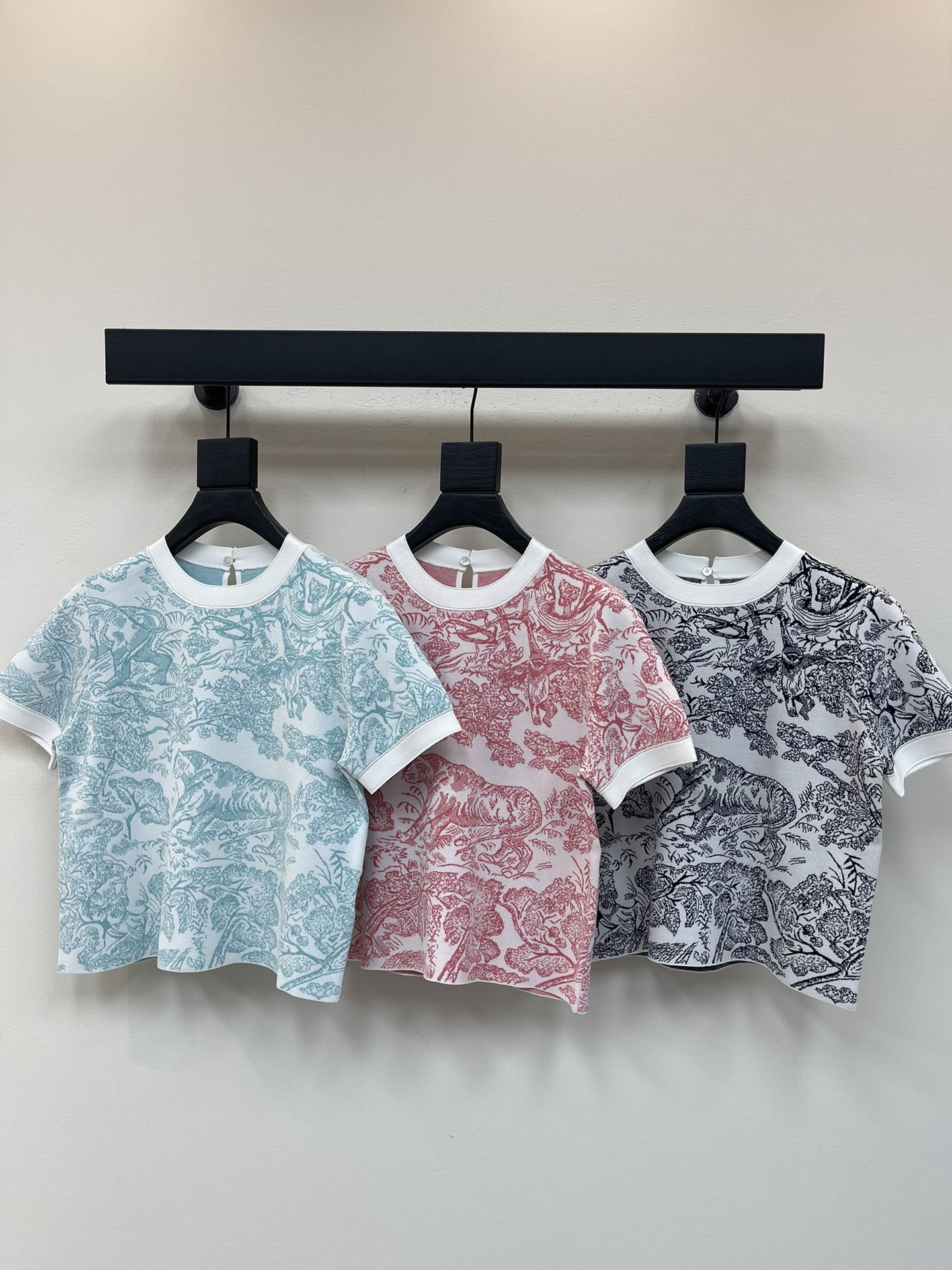 NO:455488,Dio*25 early autumn new Juyi Jungle series jacquard knitted short sleeves!  Customized YB imported yarn weaving, obvious texture and full of quality. Round neck knitted short-sleeved cut. The whole body is covered with two colors of natural jungle animal and flora and fauna patterns. The oboeble threads on the cuff neck make the visual effect richer. The back collar hollows out the hem waist and side embroidery technology depicts the letter logo. The layers are obvious and the style is essential for daily commuting and dates in the wardrobe. Let elegance and calmness last forever!  SML, dior, T-shirt, alexander wang19860909Dio*25早秋新款茹伊丛林系列提花针织短袖！定制YB进口纱线织造 肌理明显 品相十足 圆领针织短袖裁剪 通体以两色相间的自然丛林动植物图案满铺 与袖口领口的米白色包边螺纹碰撞 让视觉效果更丰富 后领挖空下摆腰侧刺绣工艺描绘字母徽标 层次明显彰显格调 衣橱日常通勤约会必备穿搭 让优雅从容延续永恒！SML,,dior,T-shirt,alexander wang,Women's clothing