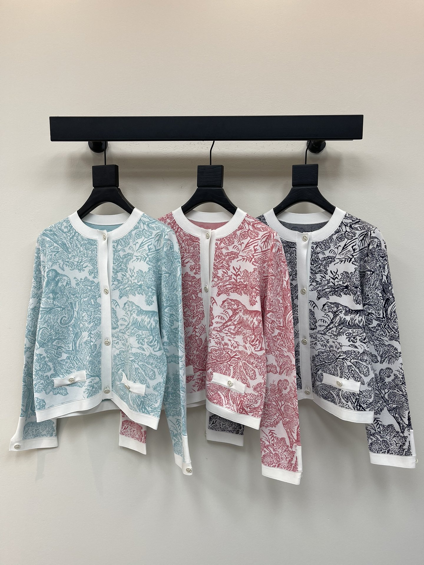 NO:455483,Dio*25 early autumn new Juyi Jungle series!  Round neck jacquard knit long-sleeved cardigan!  Customized YB imported yarn material, breathable and comfortable, full texture, round neck knitted cardigan cut, highlighting the brand style, presenting a slim visual effect, full of jacquard, animal and plant natural style patterns, fairy spirit, without losing high-end customization, exclusive hardware button logo decoration, full of brand high-end design!  SML, dior,alexander wang19860909Dio*25早秋新款茹伊丛林系列！圆领提花针织长袖开衫！定制YB进口纱线材质 透气舒适 质感十足 圆领针织开衫剪裁 凸显品牌格调 呈现显瘦视觉效果 通体满提花动植物自然风格图案 仙气中不失高级 定制独家五金纽扣徽标装饰 让品牌高级设计感拉满！ SML,,dior,alexander wang,Women's clothing