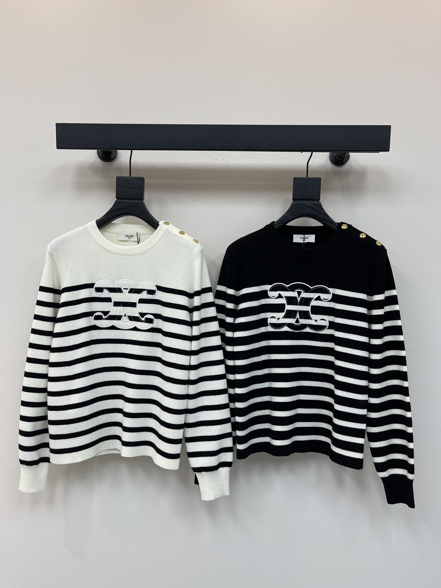 NO:455517,CELIN*25 early autumn new round neck striped knitted long sleeves!  Customized wool knitted material, comfortable and soft, elastic, spiral pattern on the neckline, delicate and comfortable, Arc de Triomphe plush embroidery on the chest, showing personalized fashion, contrasting striped design, modern and fashionable, loose style, inclusive and slimming, showing fashionable and relaxing feeling, a must-have item in the wardrobe!  SML, celine,alexander wang19860909CELIN*25早秋新款圆领条纹针织长袖！定制羊毛针织材质 舒适柔软 弹力十足 领口螺旋纹收边 细腻舒适 胸前同色系凯旋门毛绒刺绣 展现个性时尚 撞色条纹设计 摩登时尚 宽松版型 包容显瘦 展示时髦松弛感 衣橱必备单品！SML,,celine,alexander wang,Women's clothing