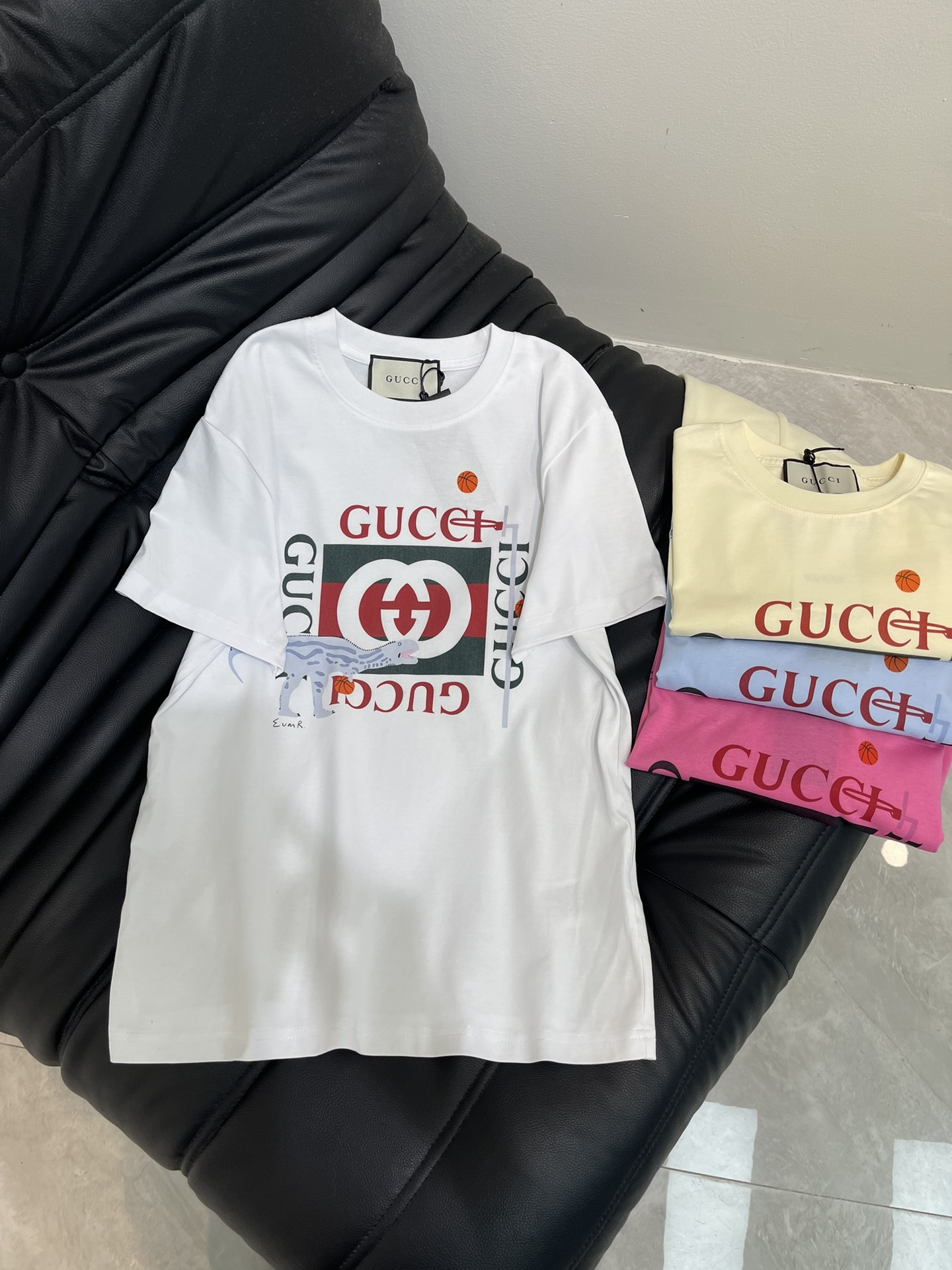 NO:456194,Gucc*25 spring and summer new digital printed small dinosaur short-sleeved T-shirt. Imported pure cotton fabric, the classic style is versatile and not picky, and the upper body is very beautiful!  SML, gucci, T-shirt,tees,t-shirt,alexander wang19860909Gucc*25春夏新款数码印花小恐龙短袖T恤.进口纯棉面料,经典版型百搭不挑人,上身非常漂亮！SML,,gucci,T-shirt,tees，t-shirt,alexander wang,Women's clothing