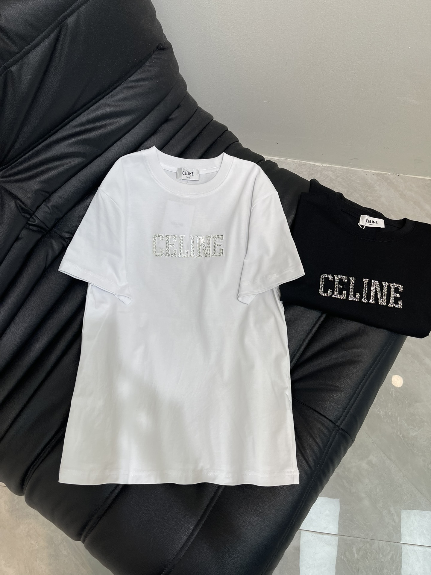 NO:457515,Celin*25 new heavy industry embroidered sequin short-sleeved T-shirt with exquisite style and huge slim upper body!  Premium design, low-key and luxurious!  A must-have item for fashionable things unlocks all outfits!  Determine the quality of my home!  Classic items are fashionable and high-end, and the classic style is versatile and not picky!  SML, celine, T-shirt,tees, t-shirt,alexander wang19860909Celin*25新款重工刺绣亮片短袖T恤 精致版型上身巨显瘦！ 精品设计 低调奢华！ 时髦精必备单品解锁所有穿搭！ 认准我家品质！经典单品时髦又高级 经典版型百搭不挑人！ SML,,celine,T-shirt,tees，t-shirt,alexander wang,Women's clothing