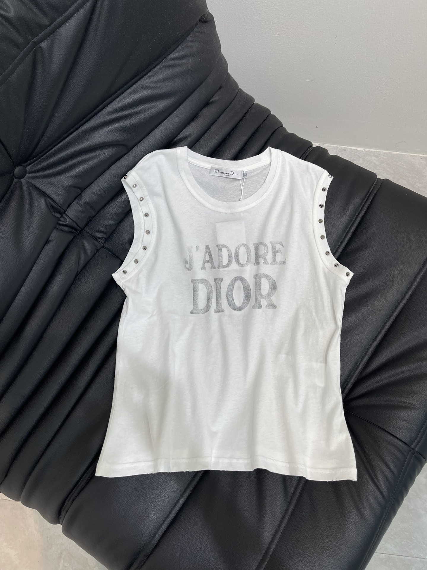 NO:455503,Dio*25 spring and summer new rivet linen vest custom YB imported linen cotton material, obvious texture, breathable and skin-enhancing vest tailoring, neat cuffs, silhouette, Liuding decoration, create a neutral and handsome, straight and loose style, inclusive body adds a free and handsome atmosphere, complementing the old and white slogans and brand logos in front and back, presenting an exclusive refreshing rock style, and paired with skirts and trousers, can make the outfit relaxed and fashionable. SML,,dior, skirts,alexander wang19860909Dio*25春夏新款铆钉亚麻背心 定制YB进口亚麻棉材质 肌理明显 透气养肤 背心剪裁 袖口利落廓形柳丁装饰 打造中性帅气 直筒宽松版型 包容身材增添洒脱帅气气息 与前后做旧磨白的标语和品牌徽标相得益彰 呈现专属清爽摇滚风格 搭配裙装裤装都能让穿搭松弛时髦 SML,,dior,skirts,alexander wang,Women's clothing