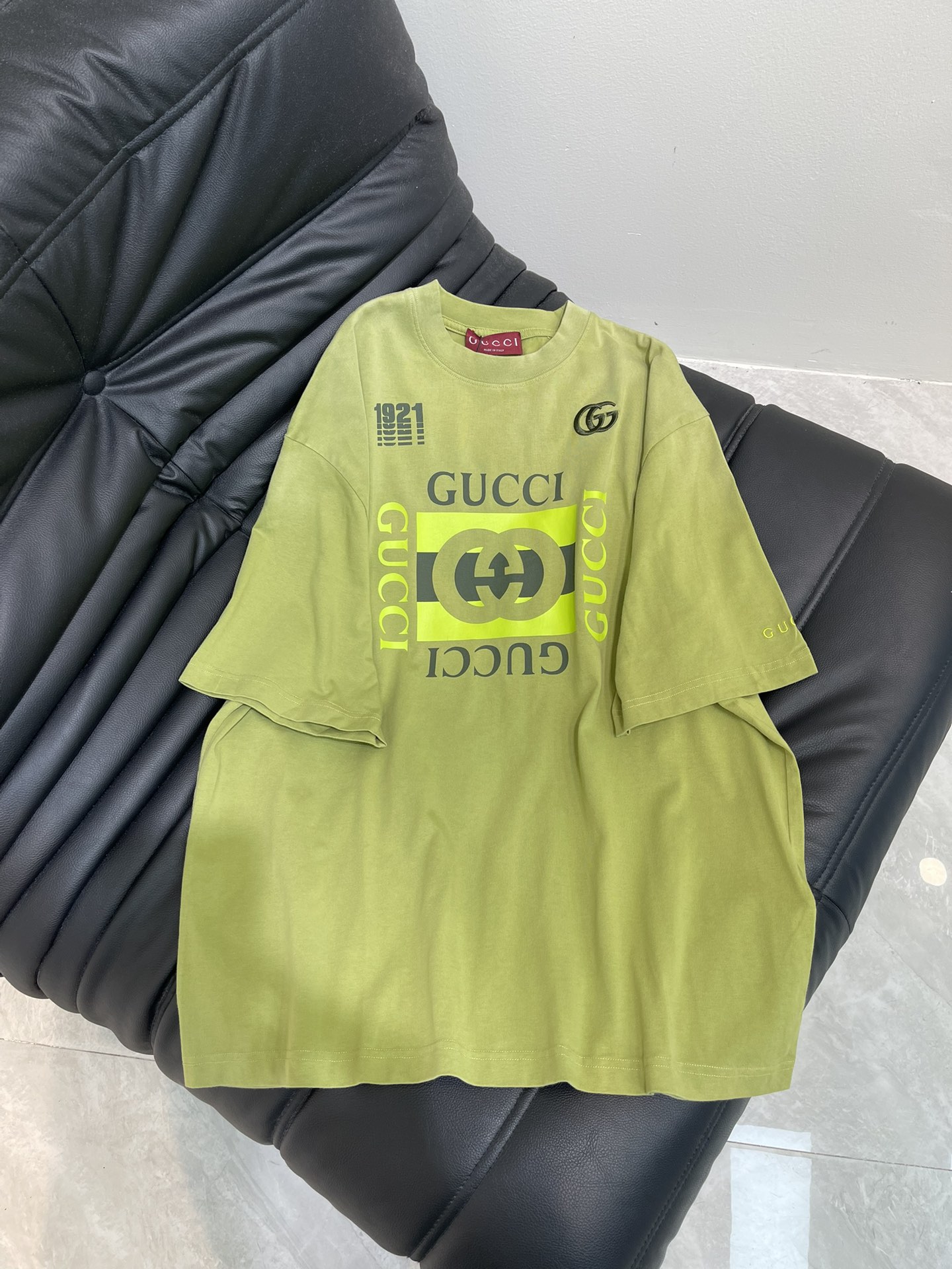 NO:456235,Gucc*25 early autumn new heavy-industrial fried color printed round neck short-sleeved T-shirt Customized YB native cotton material breathable and comfortable, full texture Loose short-sleeved T-shirt cut highlights the brand style Made of gram-weight pure cotton, full of drape and presents a slim visual effect YB development The whole garment restores a refreshing multi-layer grass green color scheme The chest uses printing technology and contrasting colors to outline the three-dimensional brand letter logo pattern. The shoulder side and back prints rich details. The all-round variant fonts enhance the brand identity. Fashion and high-end feel immediately. Create a personalized style. Fashionable and relaxed. The inner wear is brilliant and fashionable. SML, gucci, T-shirt,tees, t-shirt,alexander wang19860909Gucc*25早秋新款重工炒色印花圆领短袖T恤 定制YB原生全棉材质 透气舒适 质感十足 宽松短袖T恤裁剪 凸显品牌格调 采用克重纯棉制成 垂坠感十足 呈现显瘦视觉效果 YB开发 整件成衣还原出清爽多层次草绿色配色 胸前利用印花工艺和撞色勾勒出立体风格的品牌字母徽标图案 肩侧后背印花丰富细节 全方位围绕的变体字型加强品牌标识度 时尚高级感立现 打造个性风格 时髦松弛 单穿内搭都出彩时髦 SML,,gucci,T-shirt,tees，t-shirt,alexander wang,Women's clothing