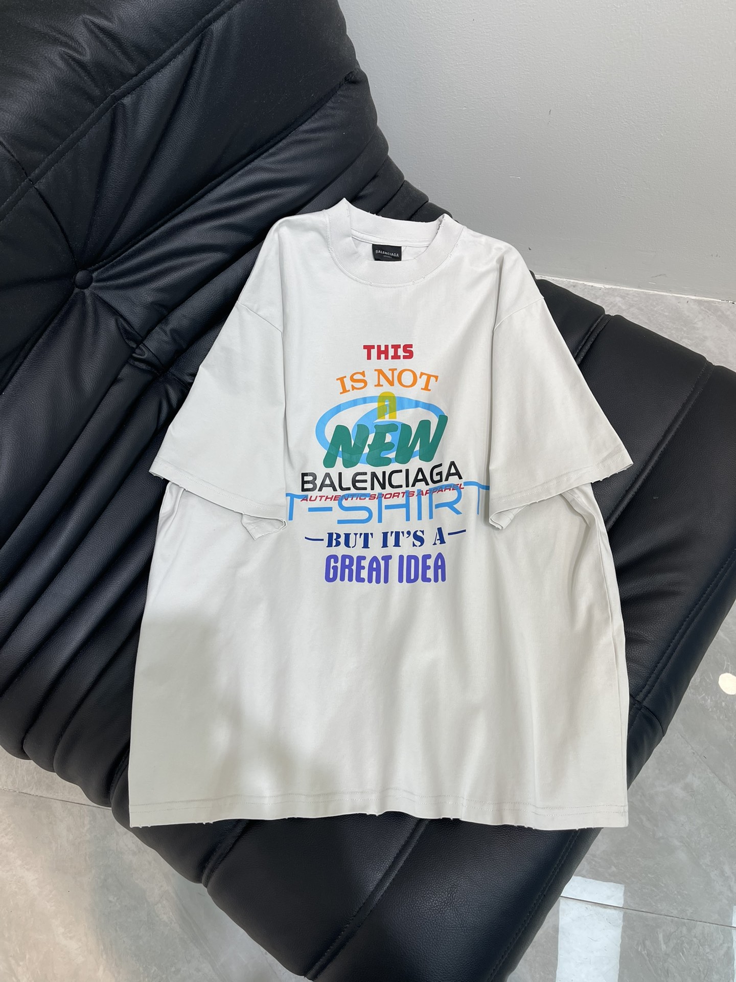 NO:455507,Balenciag*25 spring and summer new round neck new idea printed short-sleeved T-shirt Customized YB native cotton material breathable and comfortable, full texture Loose shoulder short-sleeved T-shirt cut to highlight the brand style Made of gram-weight pure cotton with a slight elasticity Presents a slim visual effect Rich color letters and slogan patterns on the front echo the logo again behind the brand's own fashion sense immediately Create a fashionable style at will Create a fashionable style with one wear and a fashionable style for men and women SML,,balenciaga,T-shirt,tees,t-shirt,alexander wang19860909Balenciag*25春夏新款圆领新主意印花短袖T恤 定制YB原生全棉材质 透气舒适 质感十足 宽松落肩短袖T恤裁剪 凸显品牌格调 采用克重纯棉制成 略带有弹力 呈现显瘦视觉效果 正面色彩丰富的字母和标语图案 背后再次呼应徽标 品牌自带的时尚感立现 随心打造时髦风格 单穿内搭都出彩时髦 男女同款 SML,,balenciaga,T-shirt,tees，t-shirt,alexander wang,Women's clothing