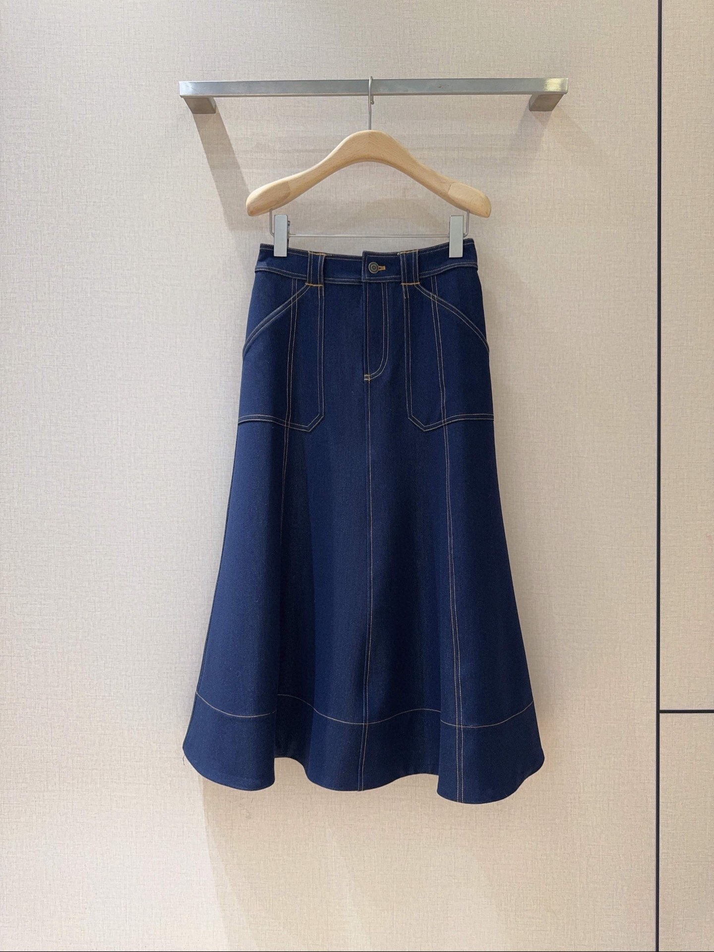 Cinq à Sept Women's High-Waisted A-Line Denim Midi Skirt with Pockets