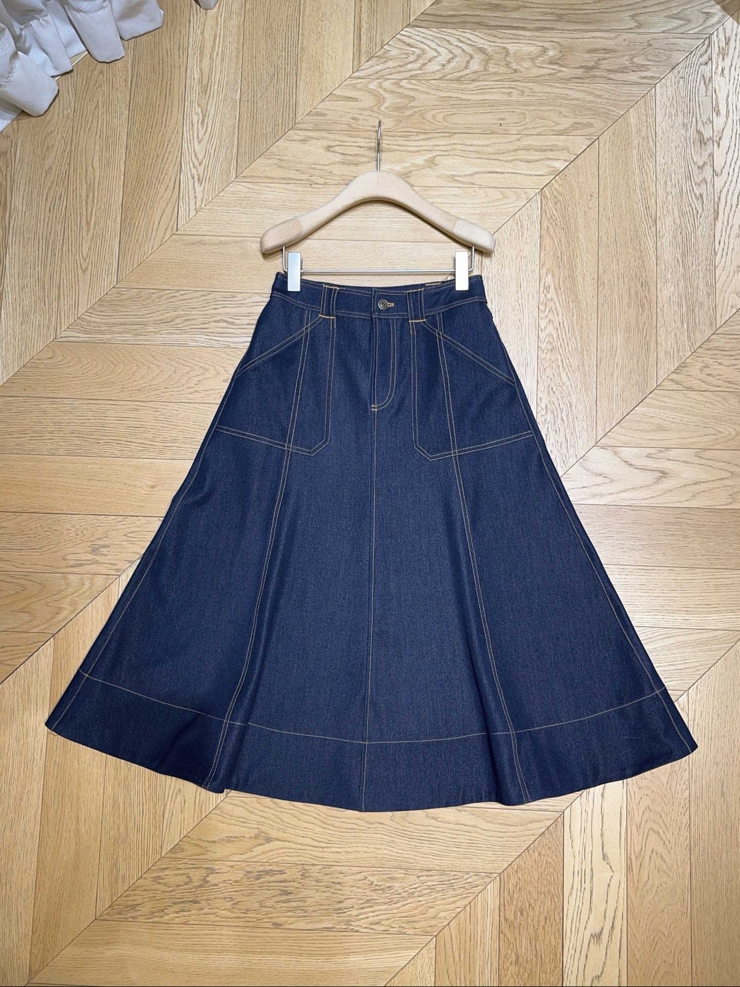 Cinq à Sept Women's High-Waisted A-Line Denim Midi Skirt with Pockets 9 i1753521136 8358 7