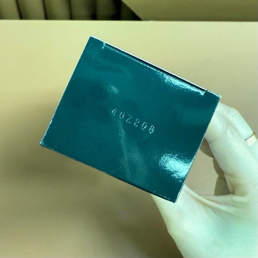 特价：29💰
下单备注：圣罗兰夜皇后洗面奶125ml
YSL圣罗兰这款新品夜皇后洁面真的惊呆我了!前有皂基洁面氨基酸洁面两者各有弊端!现在好了!YSL夜皇后洁面来咯!绵密膏体质地！上脸简单揉搓遇水就发泡🫧泡泡特别绵密，担心很多人谈皂色变就直接搞了个更牛的突破性APG➕经典皂系精密配比洗完毛孔干干净净的特别清爽里面还有21%保湿因子洗后不拔干也不紧绷大牌之所以叫大牌👍是真的有在认真做产品真正做到了其他产品做不到的科技真的是我用到现在洗感肤感坠舒服的了还有一股清冷的白花香气用起来心情还是蛮愉悦的大牌洁面天花板!