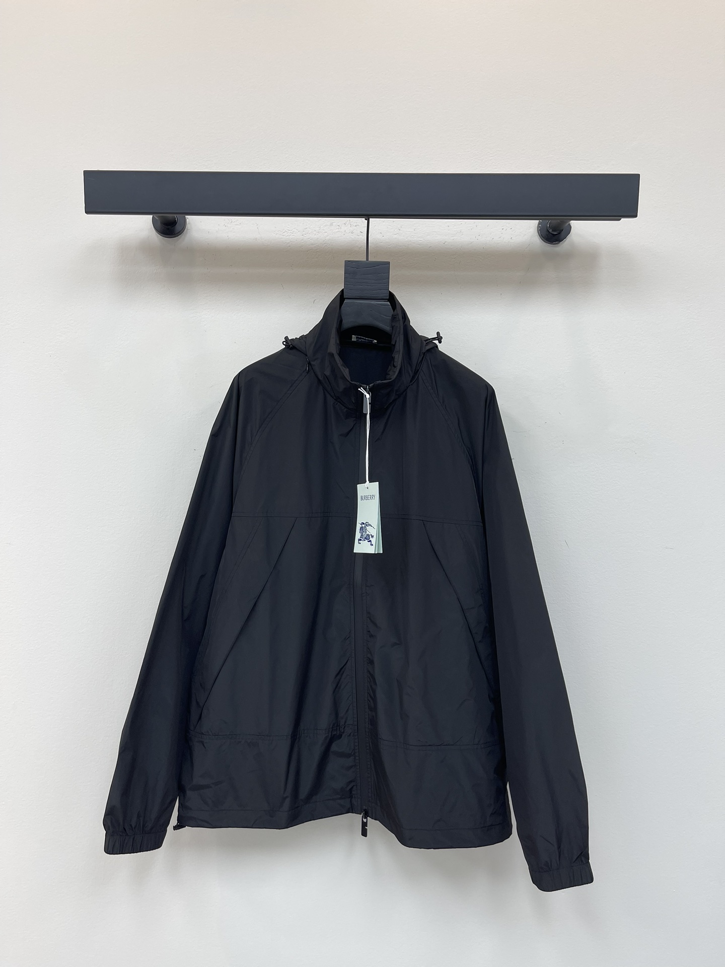 NO:456219,Burberr*25 Early Autumn Men and Women's Same Windproof Rainproof Breathable Environmentally friendly Outdoor Jacket!  The BBR jacket is smooth and neatly tailored to fit the body, making the person's figure tall and stylish. The fabric has waterproof, windproof, breathable and other functions. Whether it is for daily wear or when it is windy or rainy during outdoor travel, it is very protective and has a very good sense of comfort. It effectively deals with complex environments and keeps the body dry!  Classic hidden hooded design, the hat can be hidden or adjusted, and the wearing method is more diverse. The front placket is exposed to waterproof resin glue zipper, and the elastic drawstring of the hem of the clothes. The back embroidered war horse knight badge shows the brand's charm, and both men and women can control it without pressure!  S-XXL, burberry, jackets & coats, jackets & coats,hats,alexander wang19860909Burberr*25早秋男女同款防风防雨透气环保户外夹克外套！ BBR冲锋衣剪裁流畅利落,贴合身材穿上使人身材挺拔有型.面料具有防水,防风,透气等功能,不论是日常穿着还是户外旅行中遇到刮风下雨,都具有很好的保护性,穿着的舒适感也非常好.有效应对复杂的环境,保持身体干爽！ 经典隐藏连帽设计,帽子可隐藏亦可放出调节,穿着方式更多样,前门襟外露防水树脂压胶拉链,衣摆弹力抽绳收风口.背部刺绣大战马骑士徽章,尽显品牌魅力,男女都能无压力驾驭！ S-XXL,,burberry,jackets & coats,jackets & coats,hats,alexander wang,Women's clothing