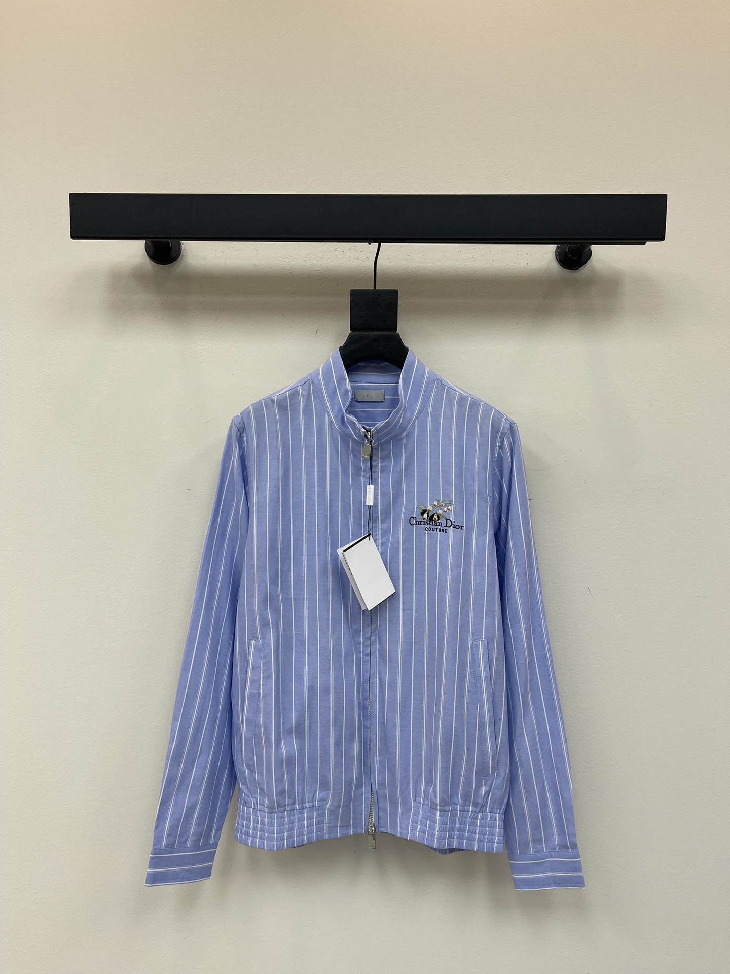 NO:456214,Dio*25 New Lucky Flower Lily of the Valley Striped Jacket. Christian Dior Couture, decorated with lily of the valley flowers, pays tribute to Mr. Dior's love for flowers. It is carefully crafted with blue striped cotton poplin, paired with front zipper closure and elastic bottom edge, which is extremely comfortable. It can be easily matched with jeans to create a fashionable matching look. S-XXLA,,dior,jeans,jackets & coats,jackets & coats,alexander wang19860909Dio*25早秋新款幸运之花 铃兰花条纹夹克外套.Christian Dior Couture ,点缀以铃兰花朵,向 Dior 先生对花朵的热爱致敬.采用蓝色条纹棉府绸精心制作,搭配正面拉链开合和弹力底边,舒适非凡.可与牛仔裤轻松搭配,打造时髦的配套造型.S-XXLA,,dior,jeans,jackets & coats,jackets & coats,alexander wang,Women's clothing