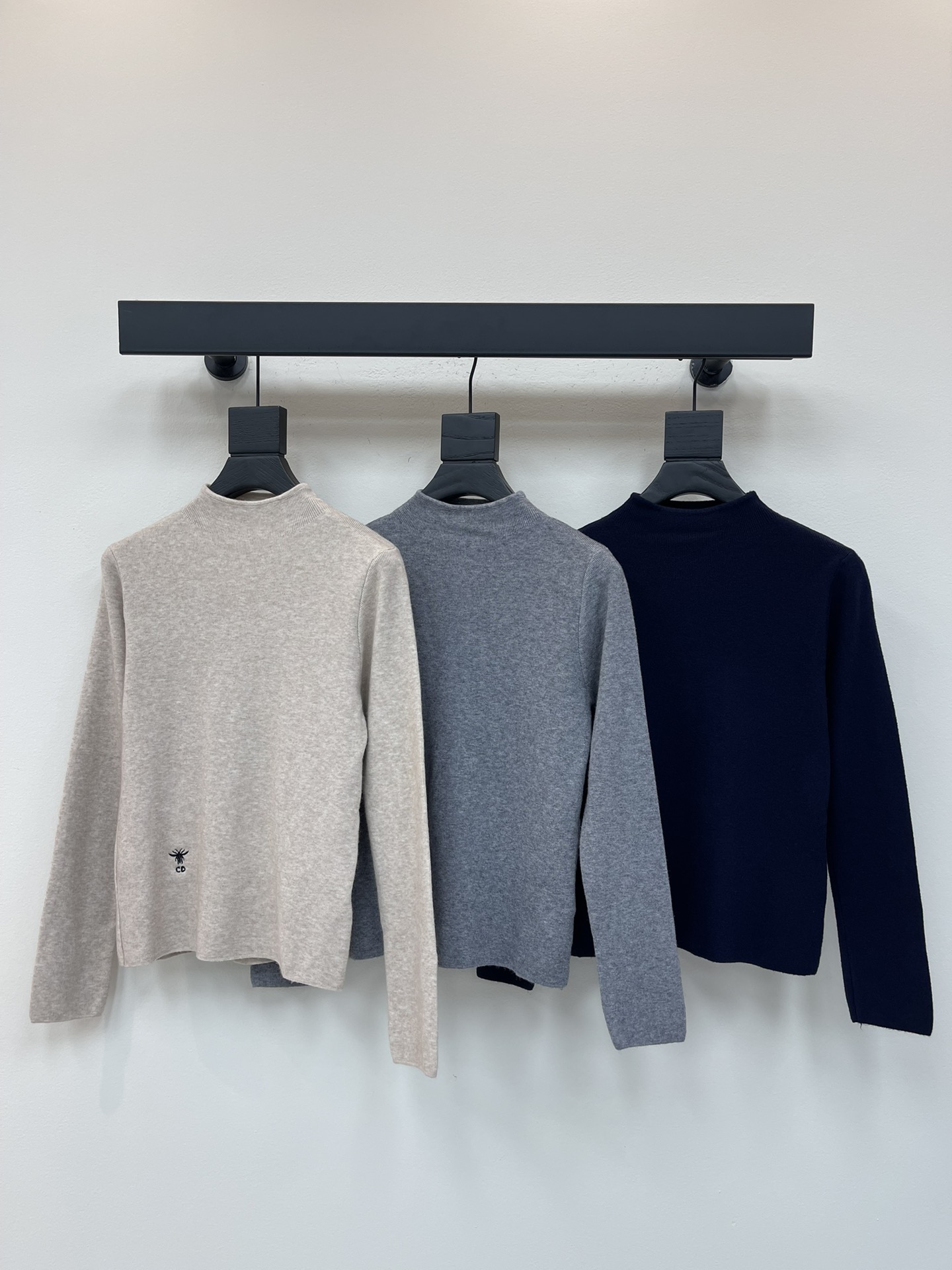 NO:456204,Dio*25 early autumn new small turtleneck knitted long-sleeved base top!  Customized wool yarn material, delicate texture, soft and comfortable, small turtleneck knitted long sleeves cut, vertical knitted texture, matched with elastic fabric, fit the body, make the body look slimmer and curvy, the waist is decorated with embroidered bee logo, displaying brand tone, versatile styles are not picky about age, skin tone, matched with skirts and pants, suitable for age-reducing fashionable retro style!  3 colors!  SML, dior, skirts, alexander wang19860909Dio*25早秋新款小高领针织长袖打底上衣！定制羊毛纱线材质 细腻肌理 柔软舒适 小高领针织长袖裁剪 通体竖条针织纹理 搭配弹性十足的面料 贴合身型更显瘦显曲线美 腰侧饰以刺绣蜜蜂徽标装饰 展示品牌调性 百搭款式不挑年龄肤色 搭配裙装裤装 适配减龄时髦复古风格！3个色！SML,,dior,skirts,alexander wang,Women's clothing