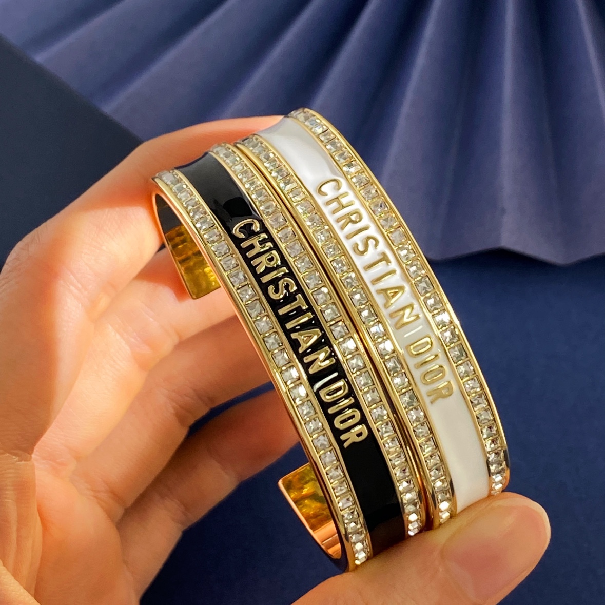 DioDIOR White and Black Twirl Open C-Shaped Bracelet in Bronze and Gold - 图片 4