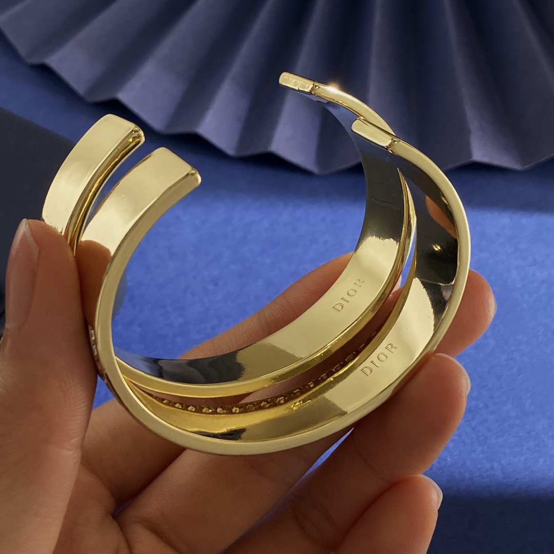 DioDIOR White and Black Twirl Open C-Shaped Bracelet in Bronze and Gold - 图片 7